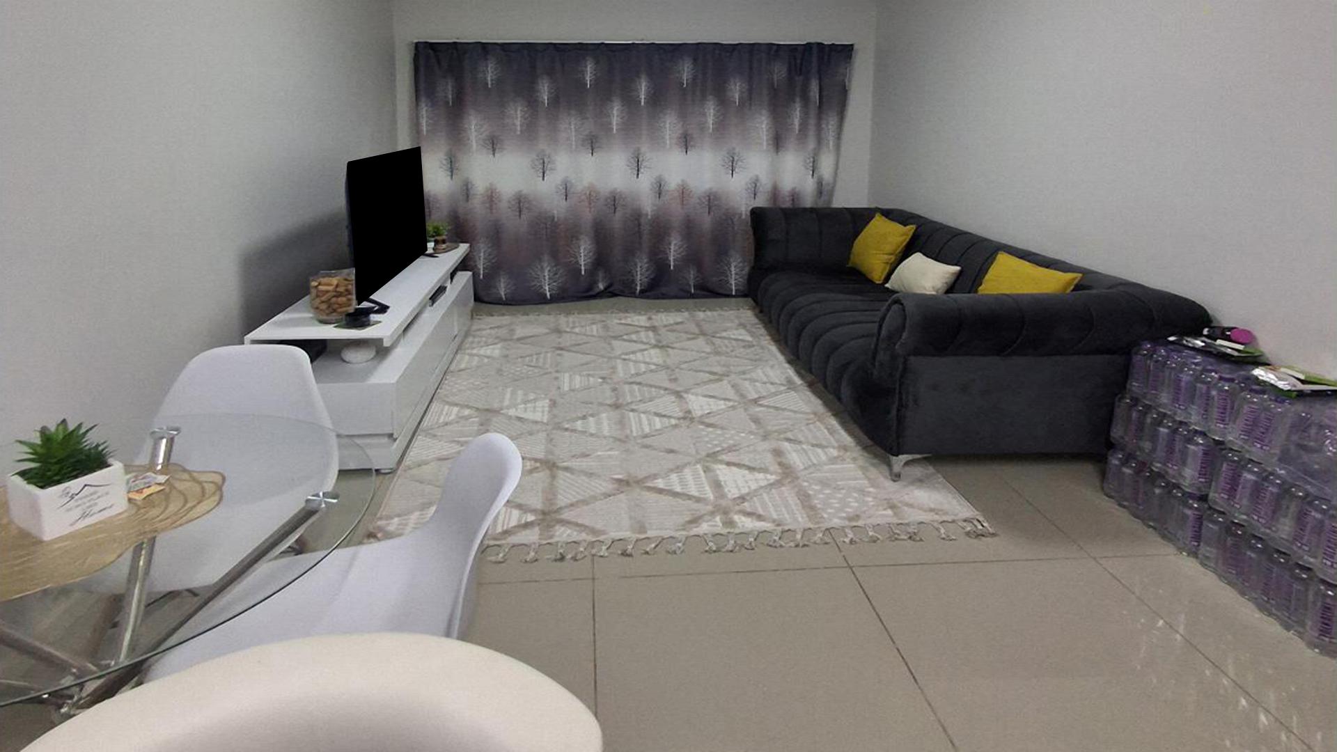Lounges - 14 square meters of property in Halfway Gardens