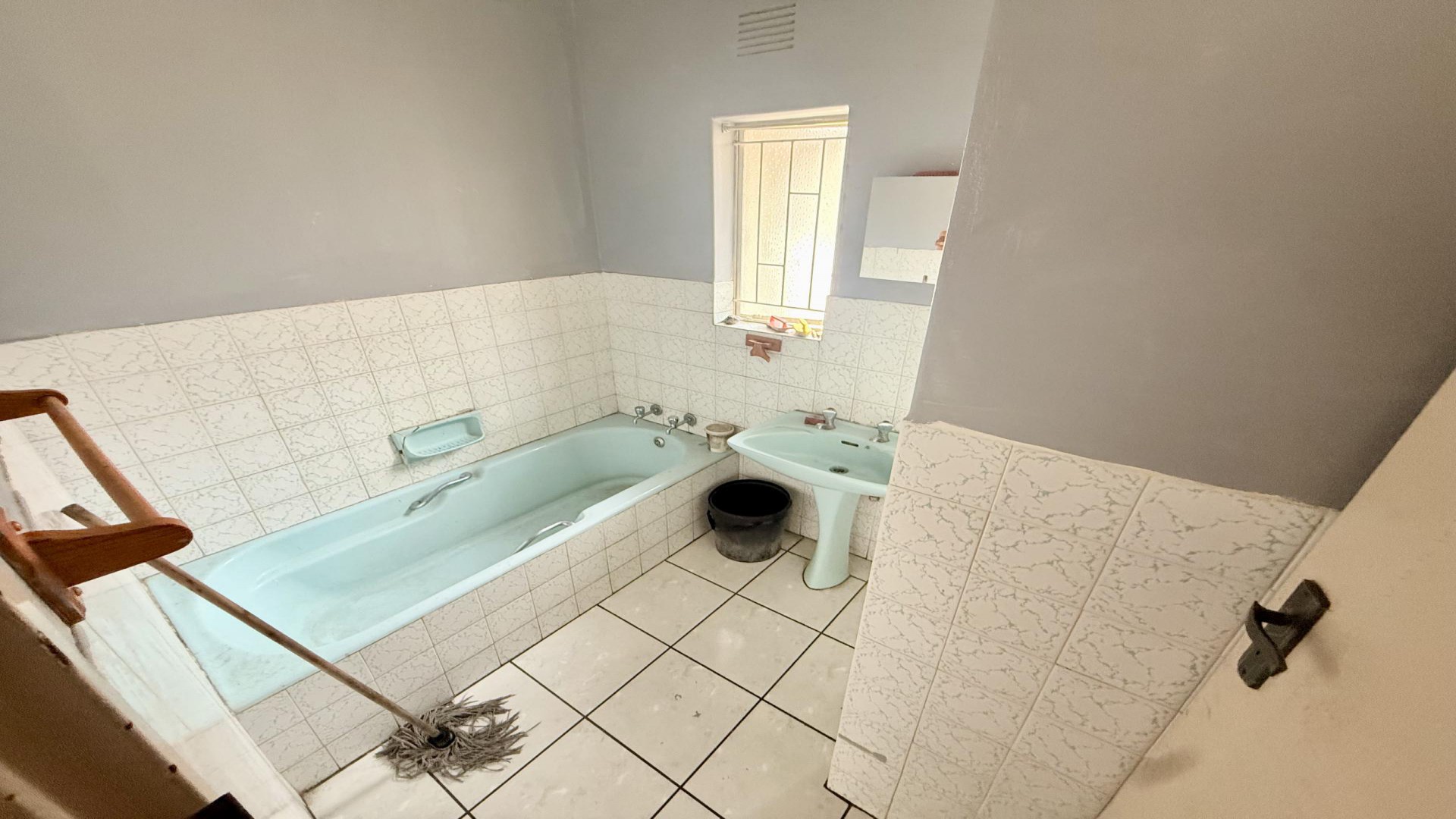 Bathroom 1 - 2 square meters of property in Vanderbijlpark