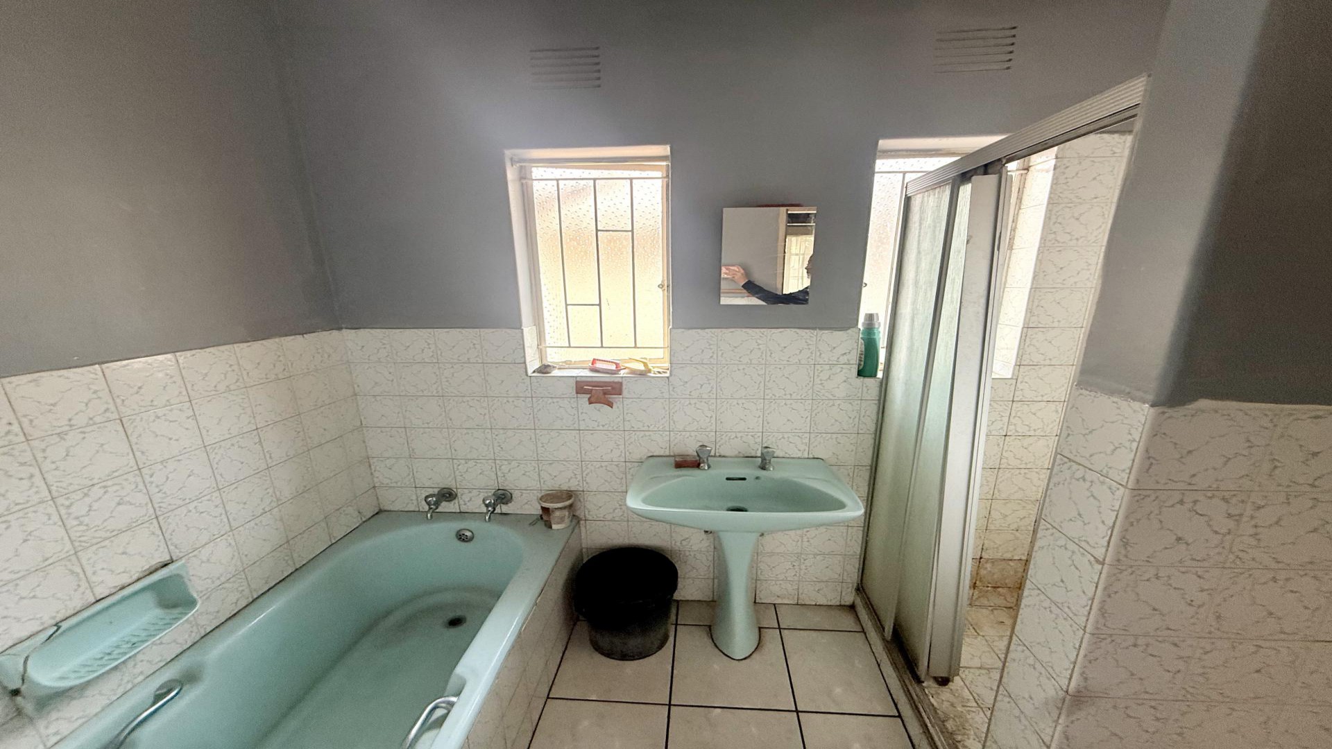 Bathroom 1 - 2 square meters of property in Vanderbijlpark