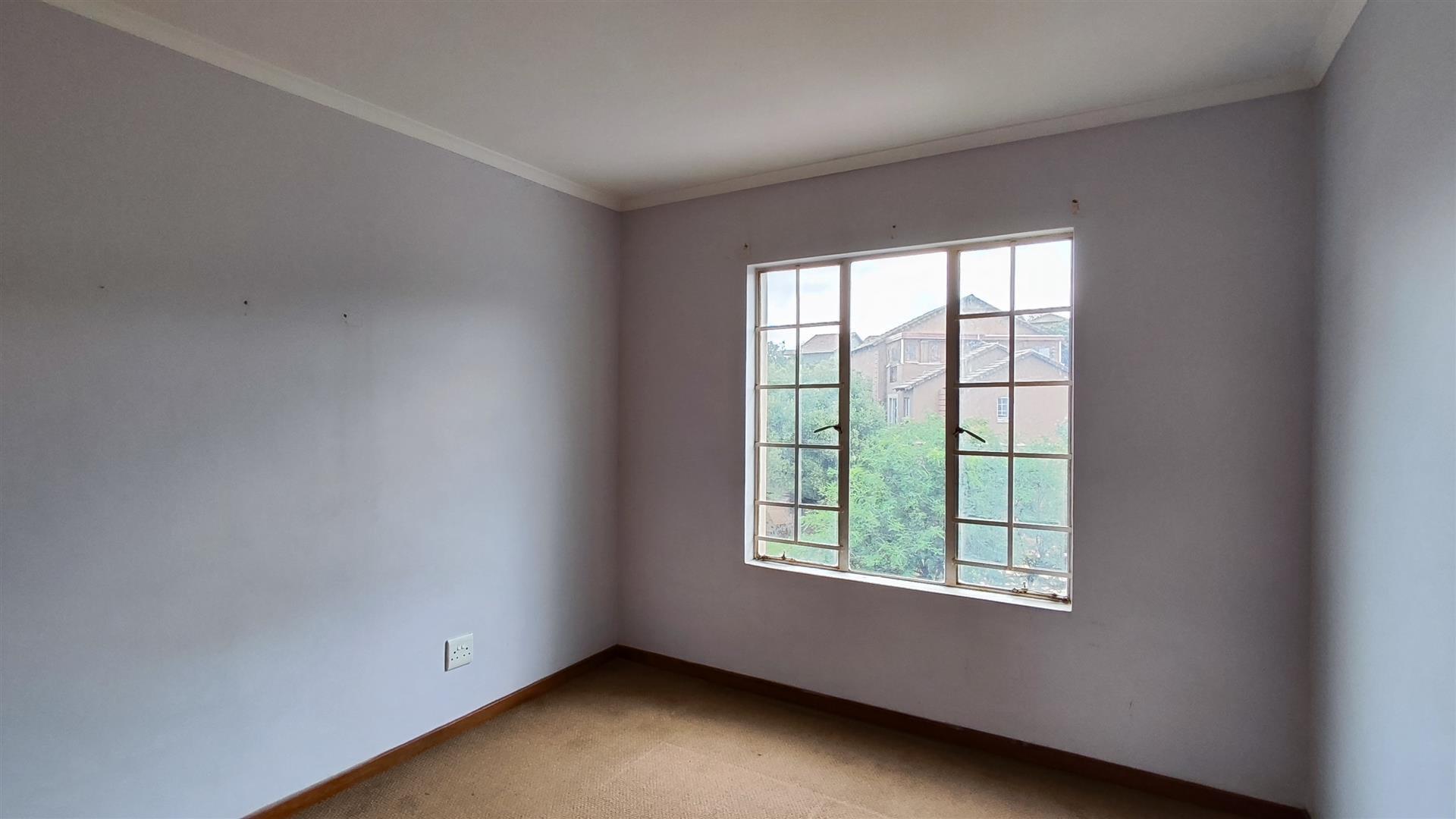 Bed Room 1 - 14 square meters of property in Castleview