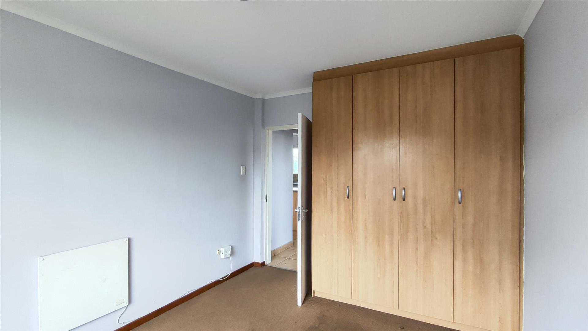 Bed Room 1 - 14 square meters of property in Castleview