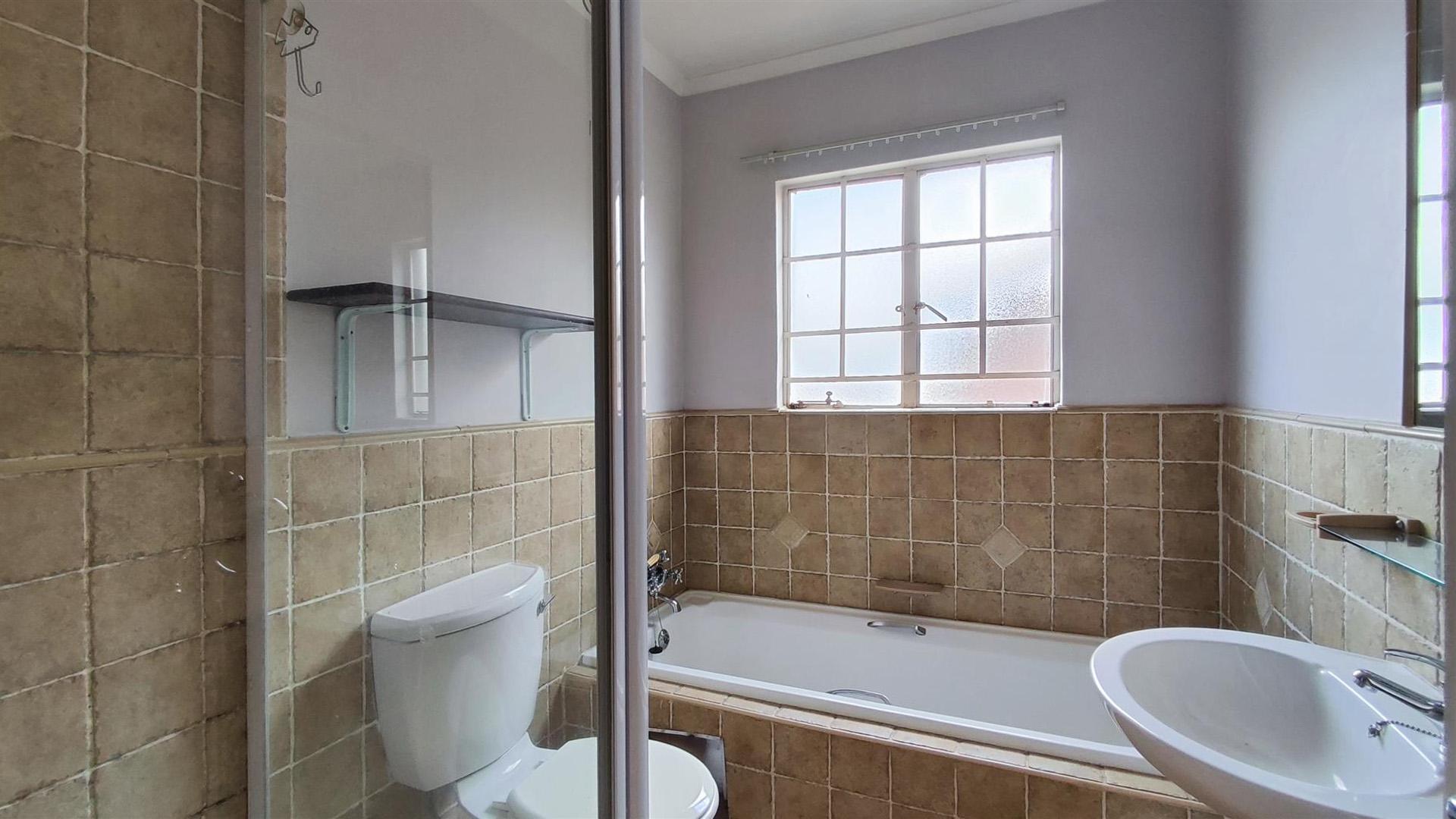 Bathroom 1 - 6 square meters of property in Castleview