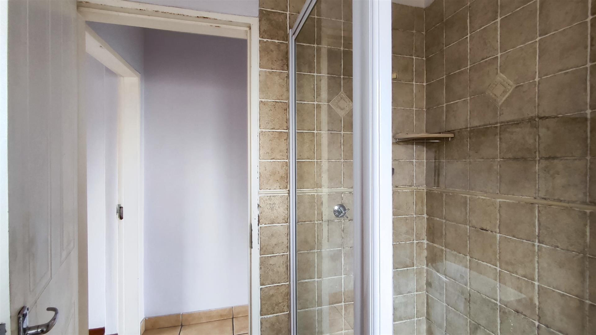 Bathroom 1 - 6 square meters of property in Castleview