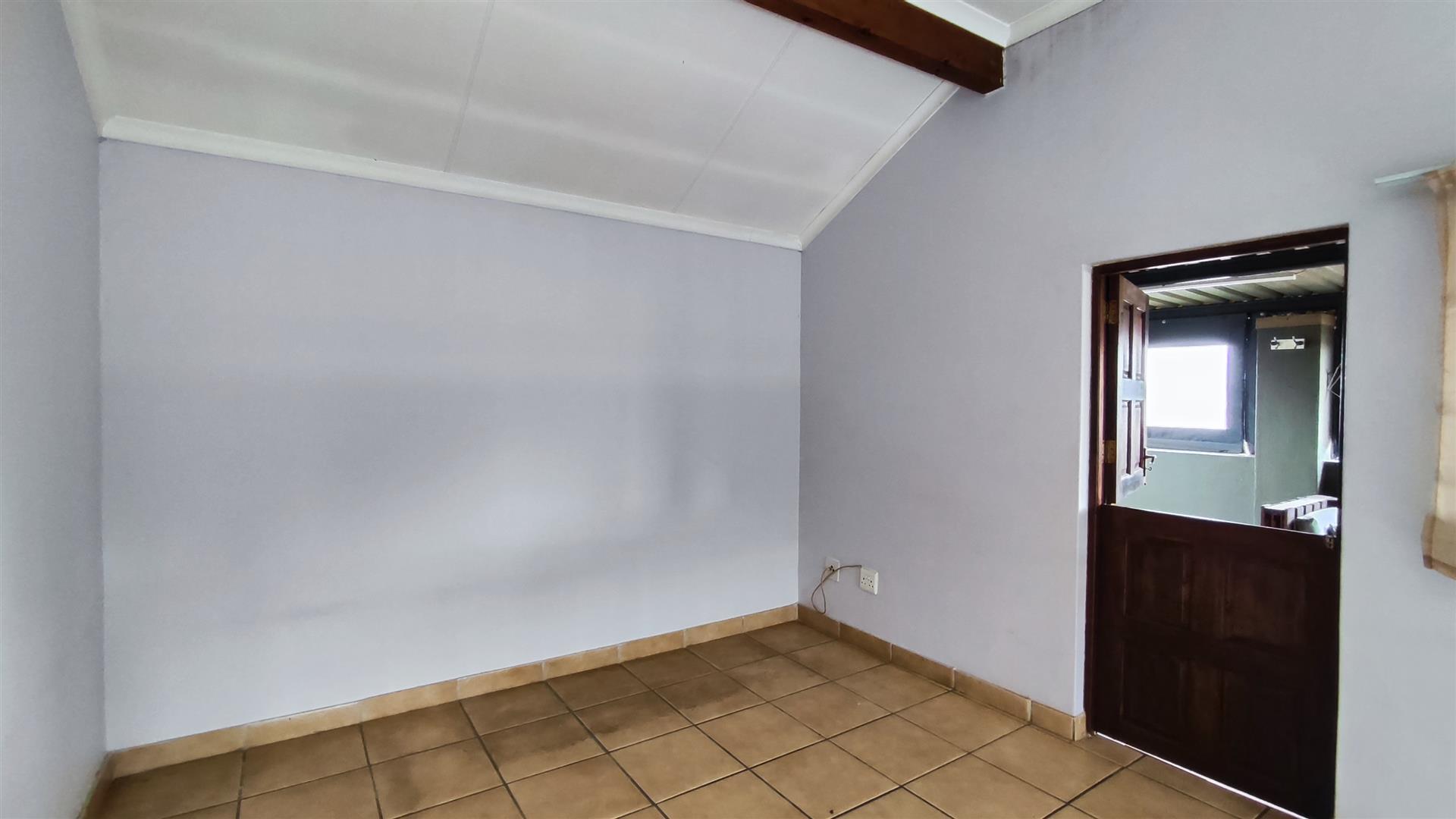 Spaces - 39 square meters of property in Castleview