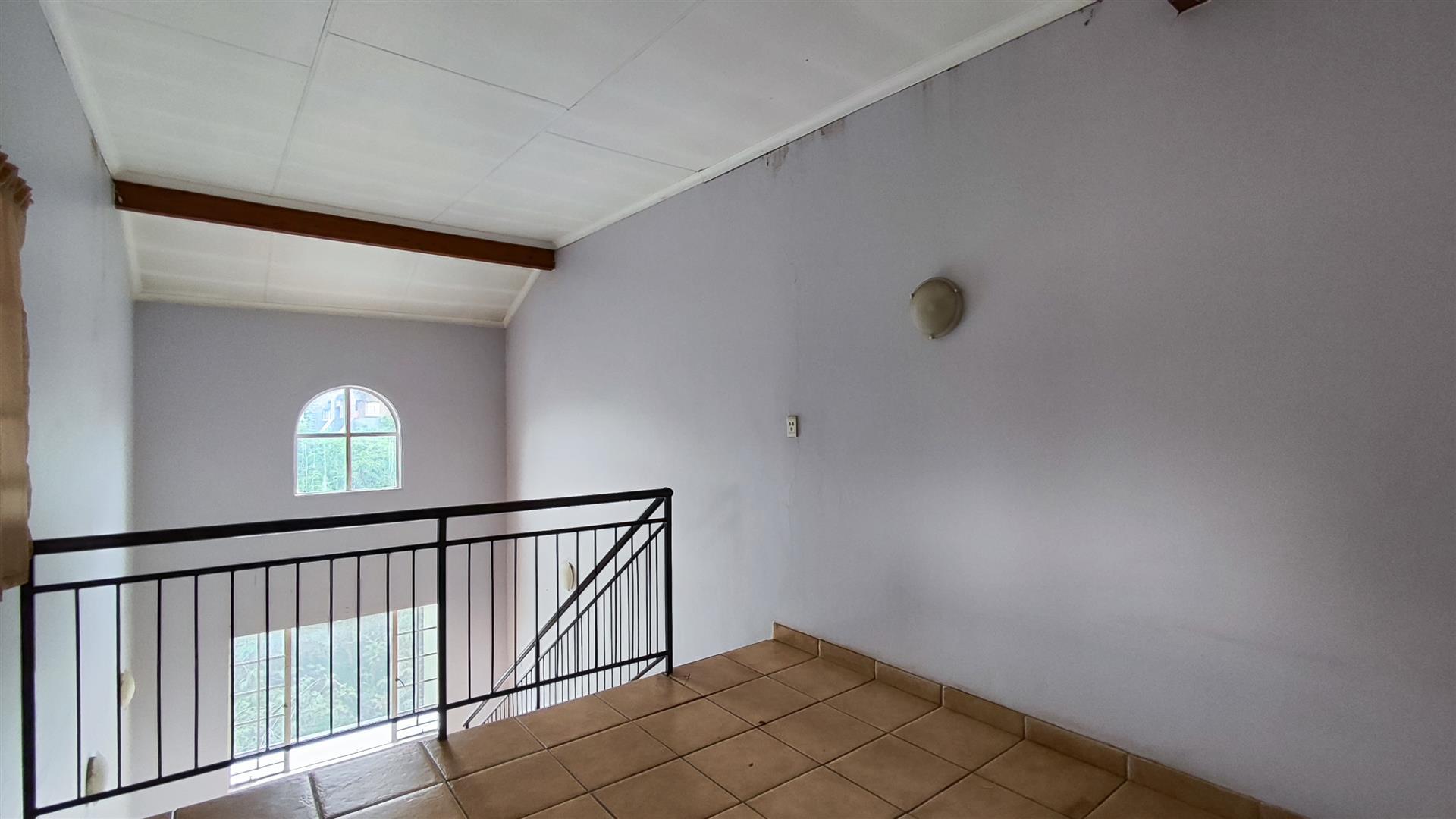 Spaces - 39 square meters of property in Castleview