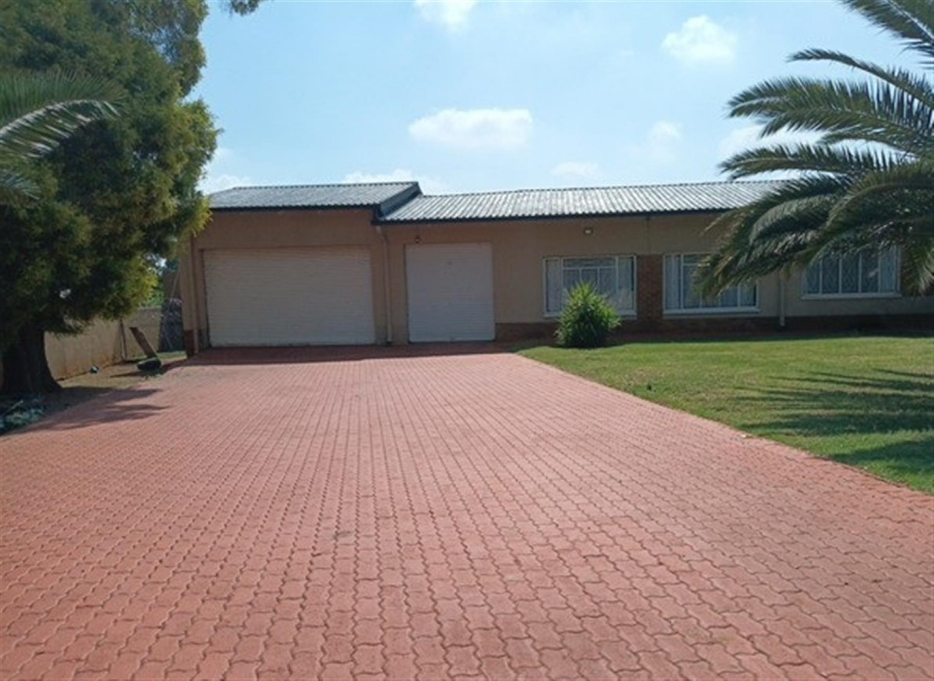 Front View of property in Rensburg