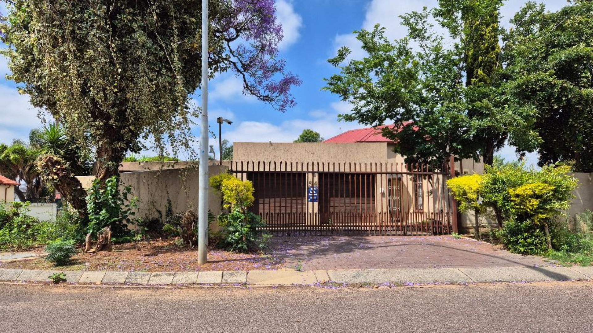 Front View of property in The Reeds