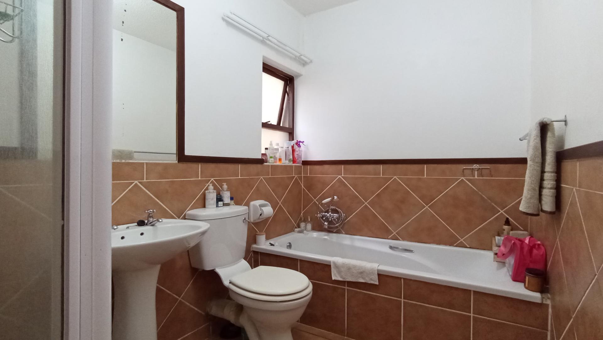 Bathroom 1 - 6 square meters of property in Lone Hill