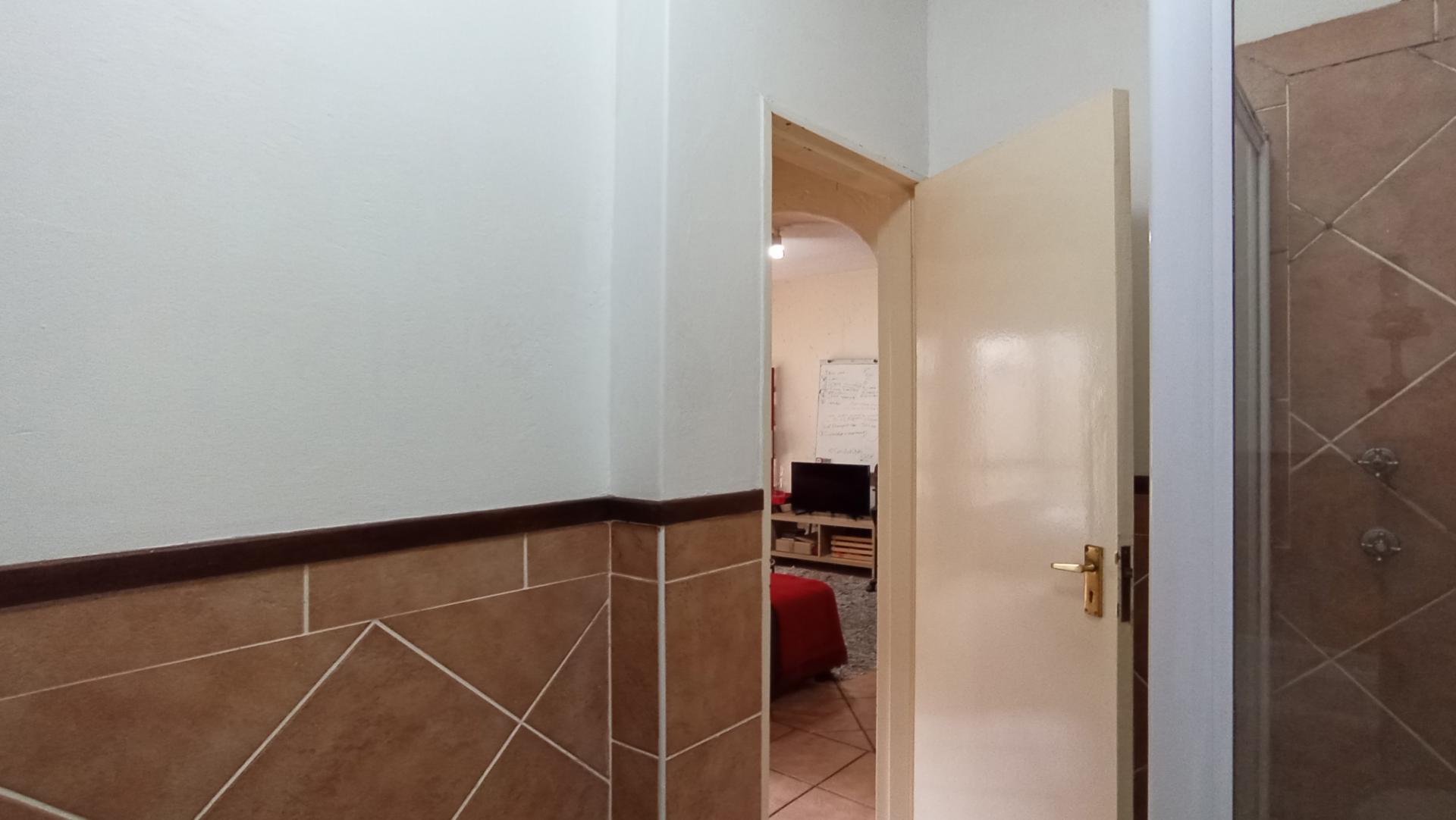 Bathroom 1 - 6 square meters of property in Lone Hill
