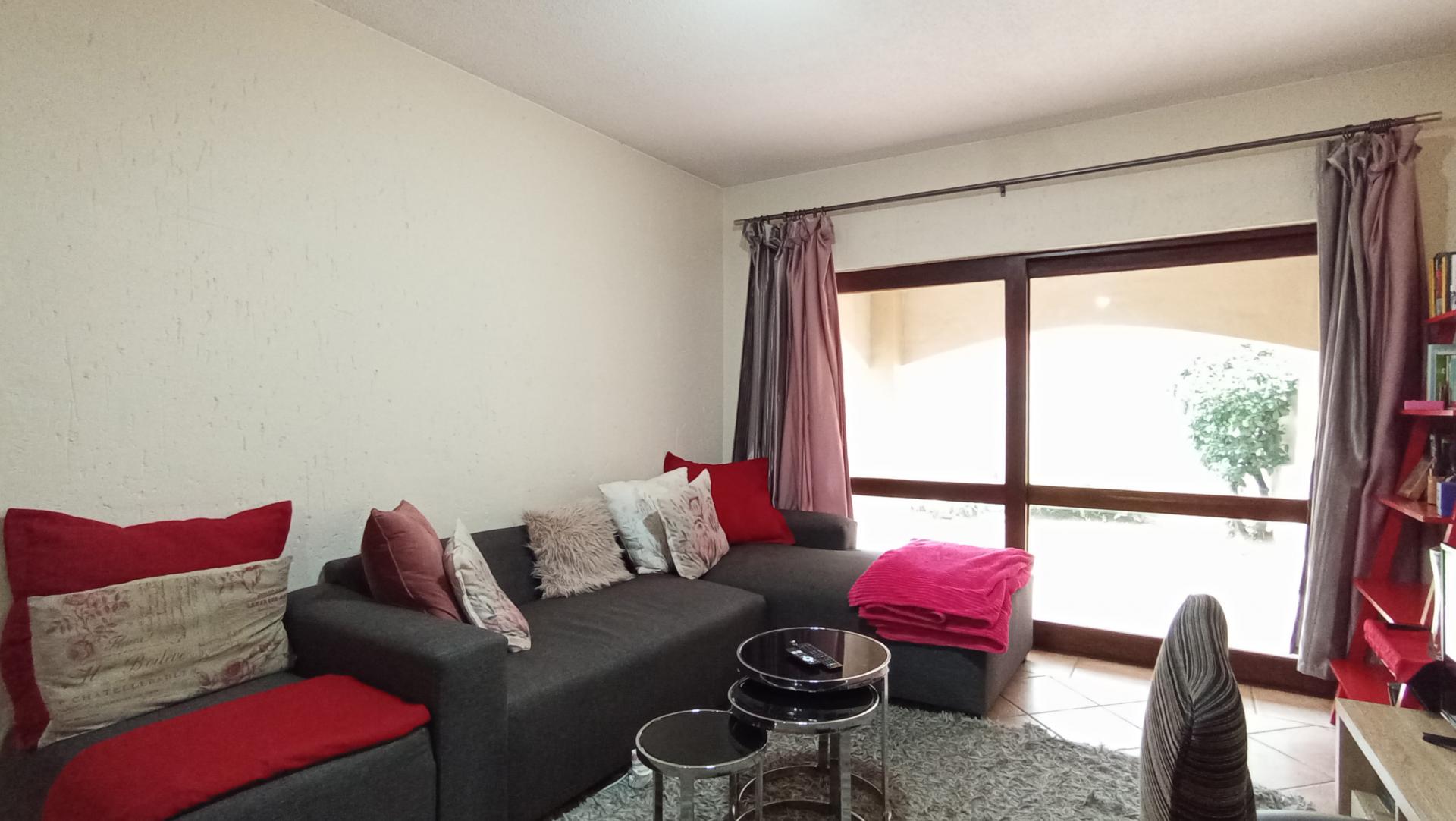 Lounges - 15 square meters of property in Lone Hill