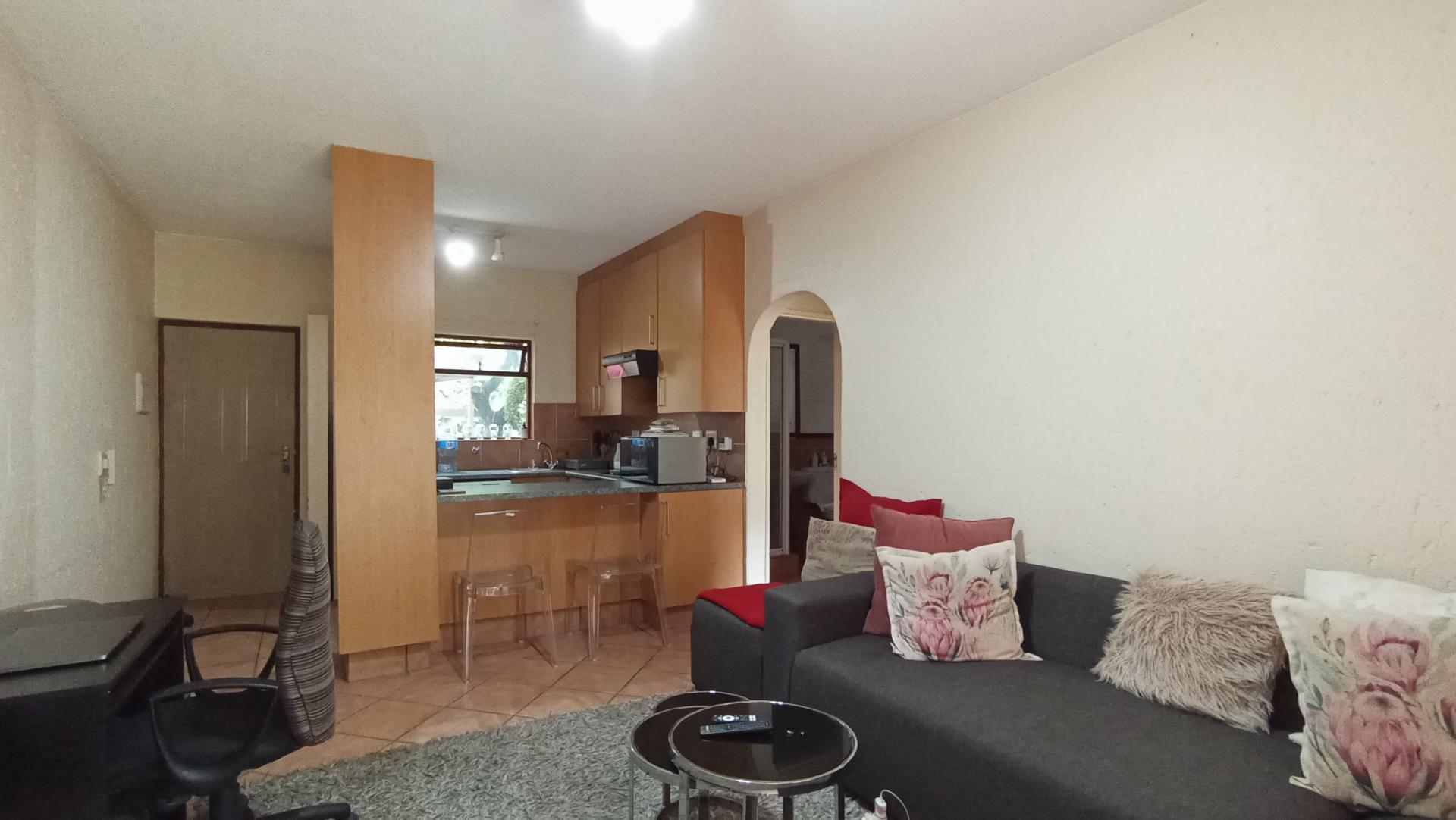 Lounges - 15 square meters of property in Lone Hill