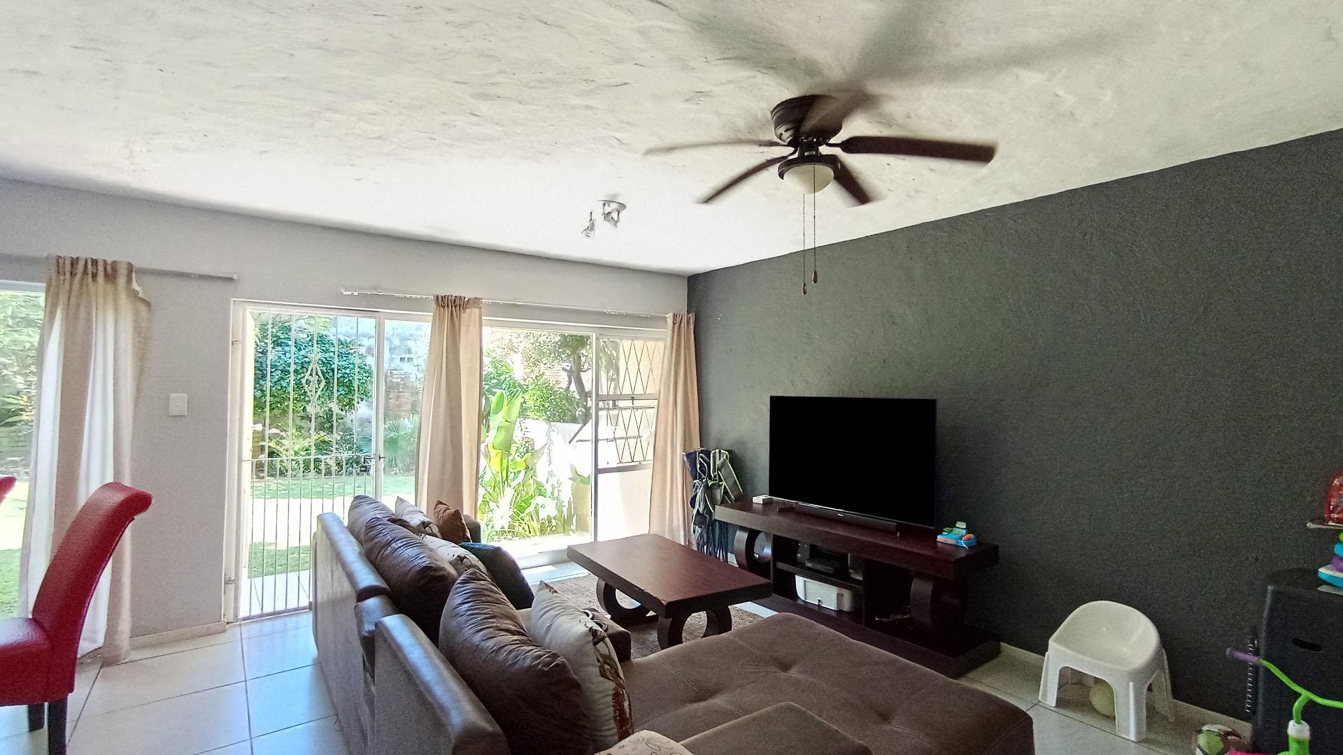 Lounges - 22 square meters of property in Lawrence Rocks