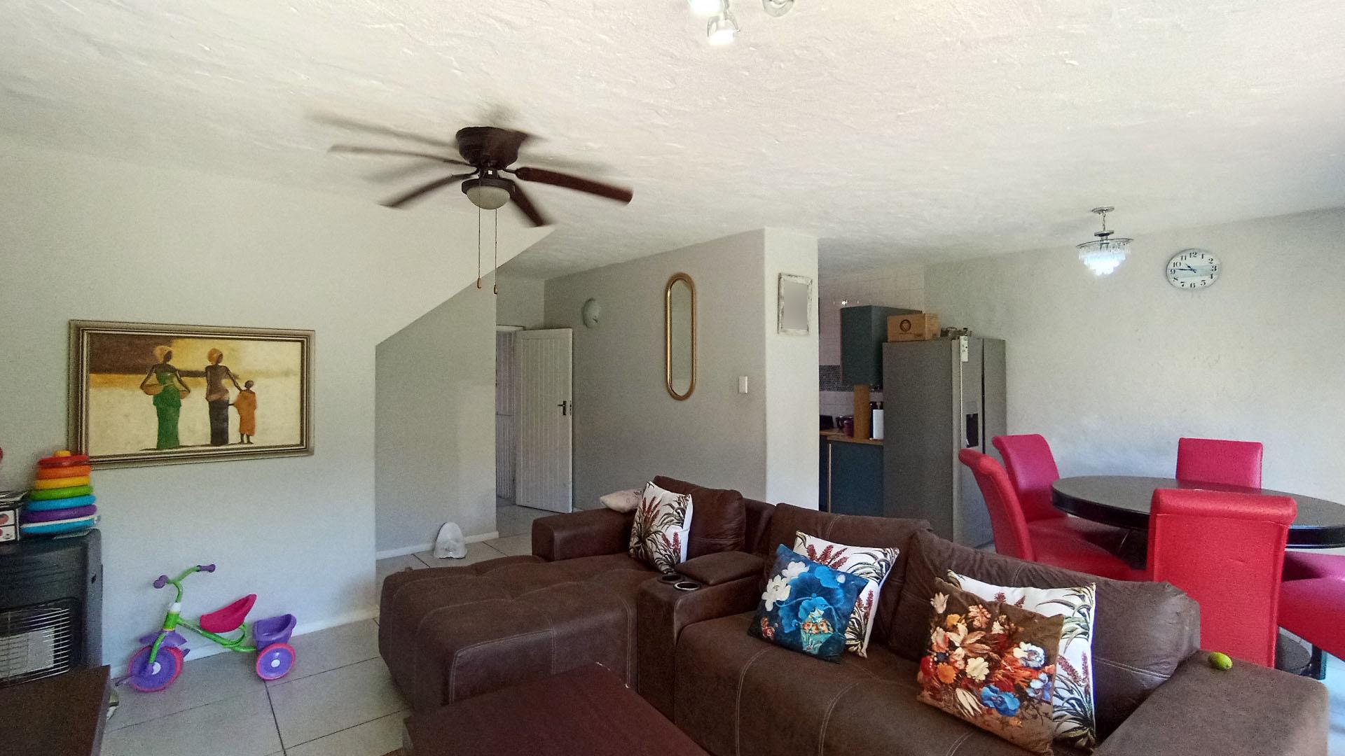 Lounges - 22 square meters of property in Lawrence Rocks