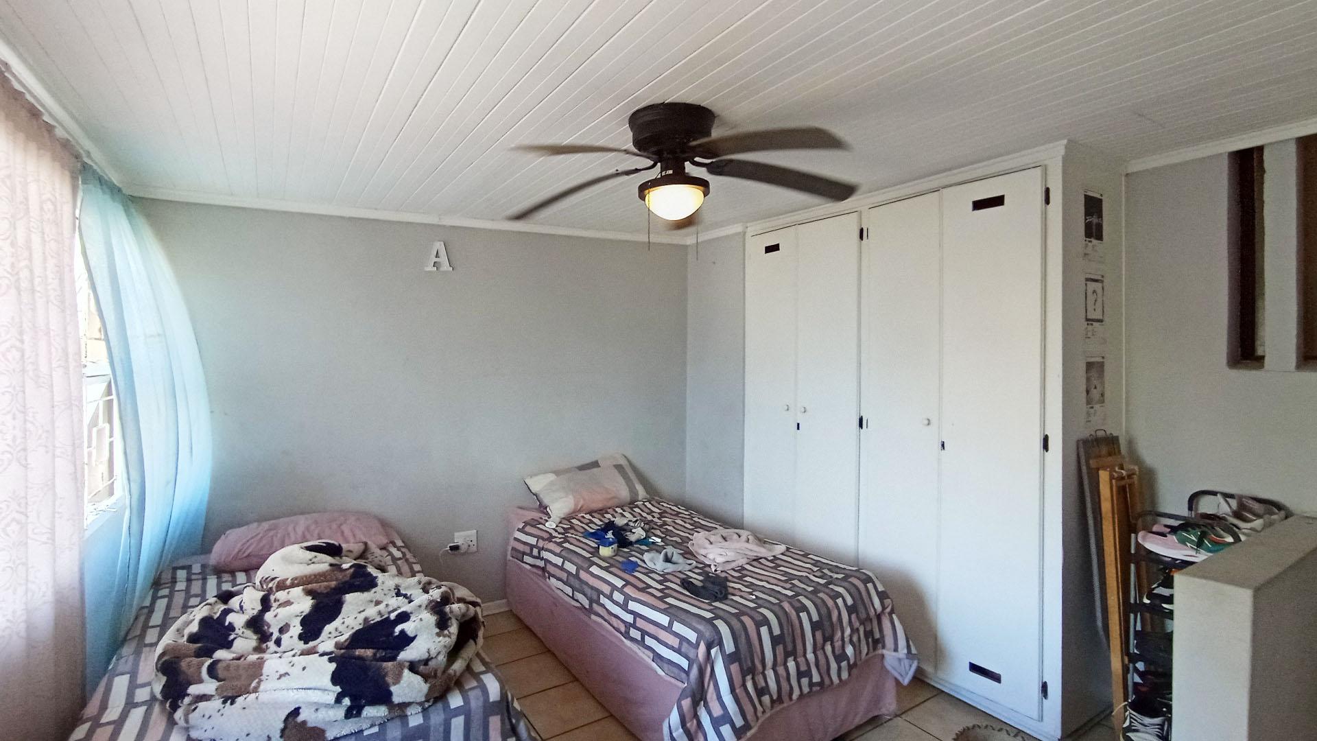 Bed Room 1 - 16 square meters of property in Lawrence Rocks