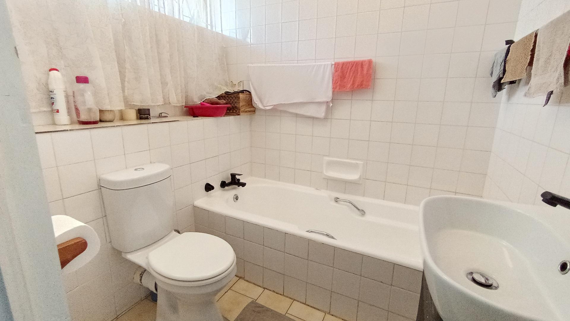 Bathroom 2 - 5 square meters of property in Lawrence Rocks