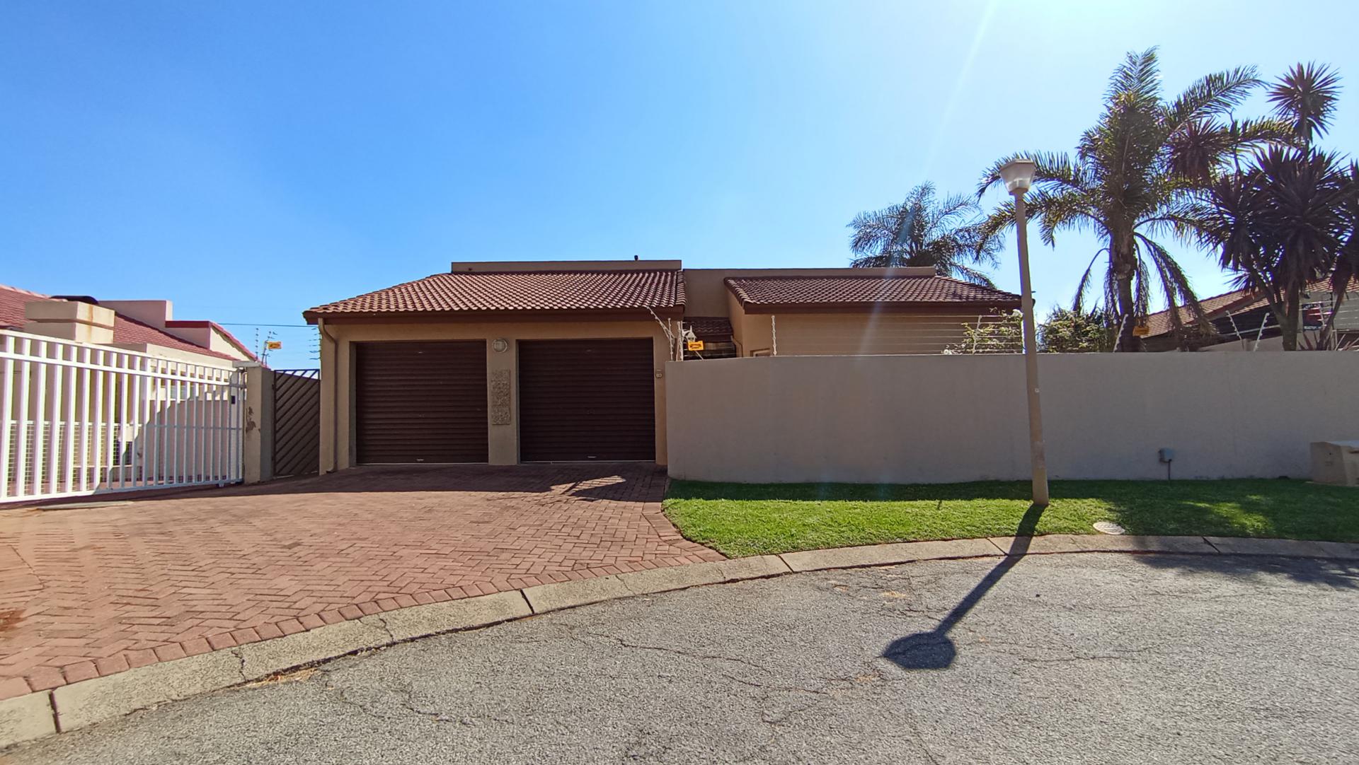 Front View of property in Weltevreden Park