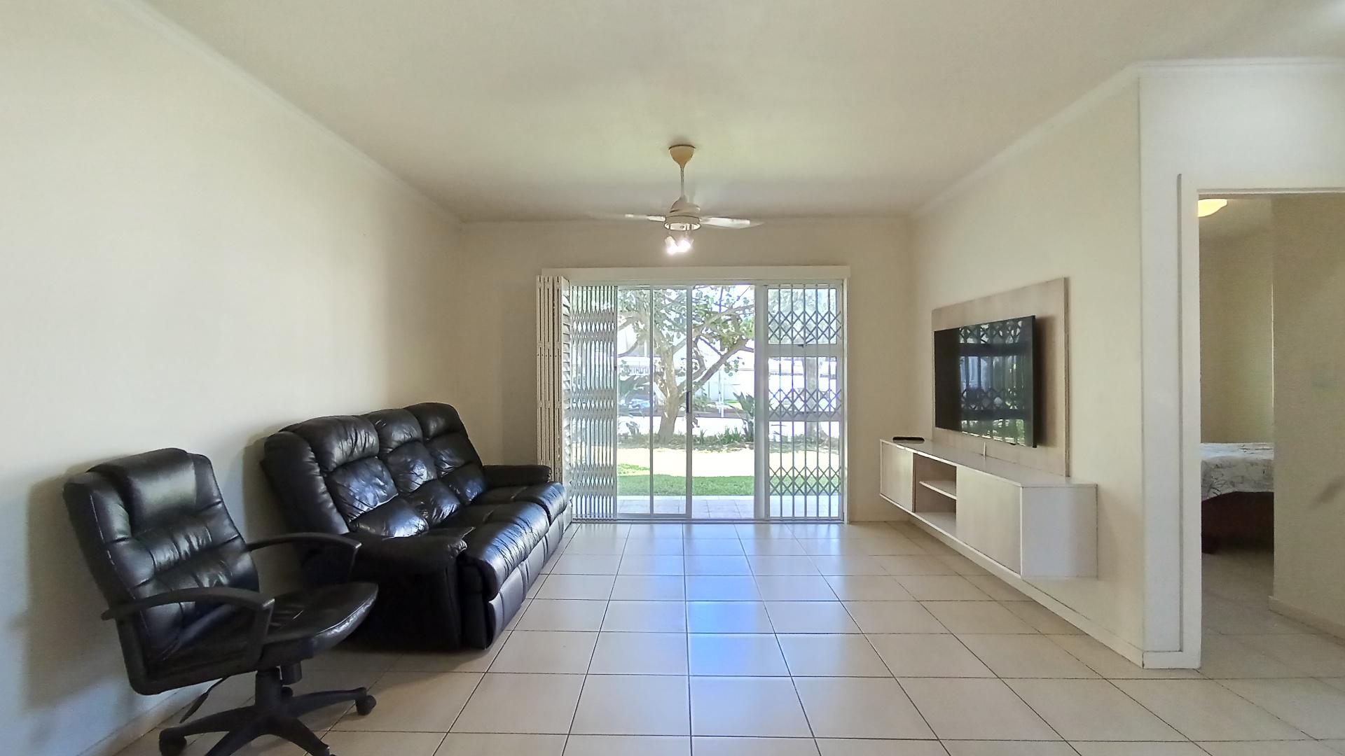 Lounges - 20 square meters of property in Ballitoville