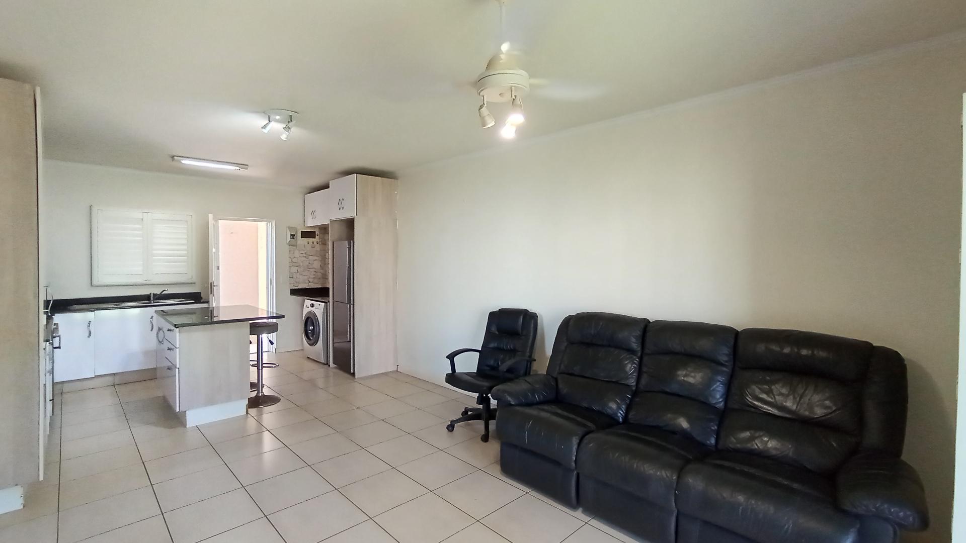 Lounges - 20 square meters of property in Ballitoville