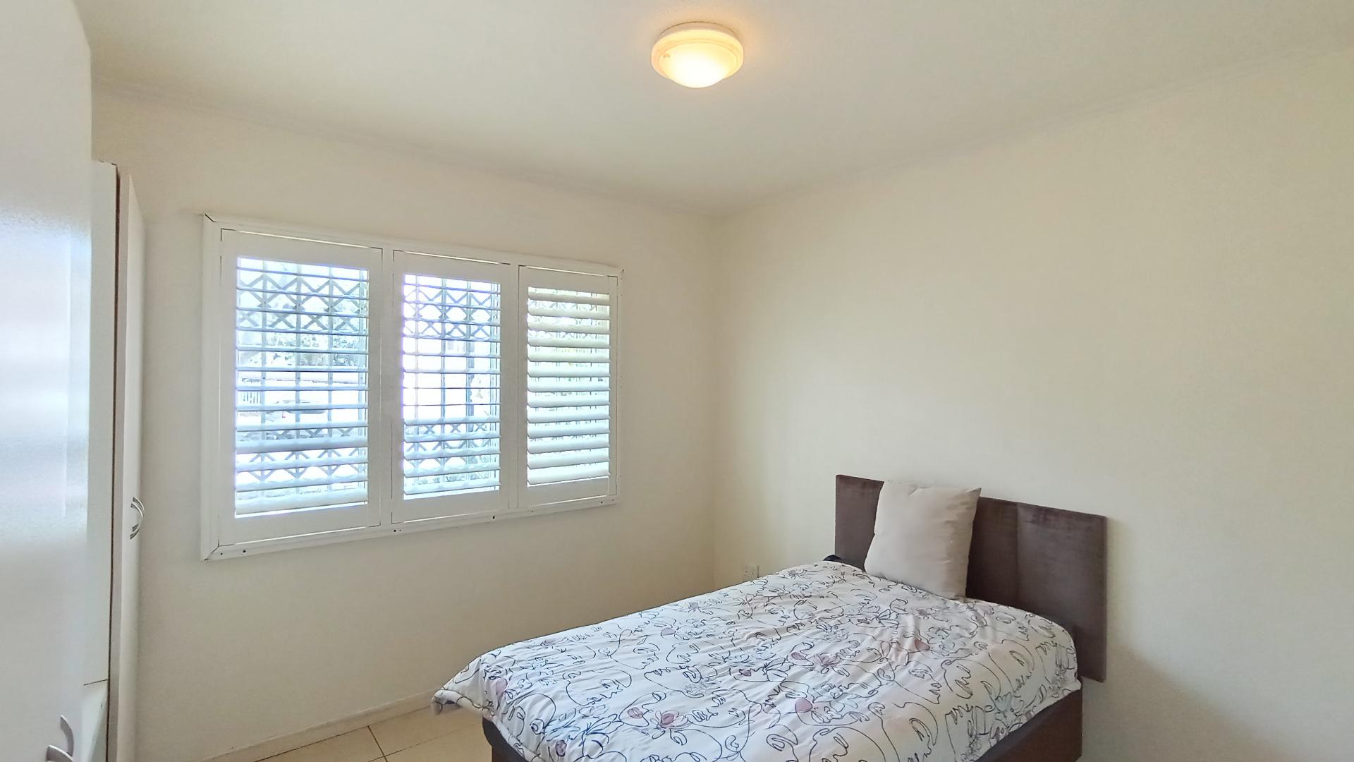 Bed Room 1 - 13 square meters of property in Ballitoville