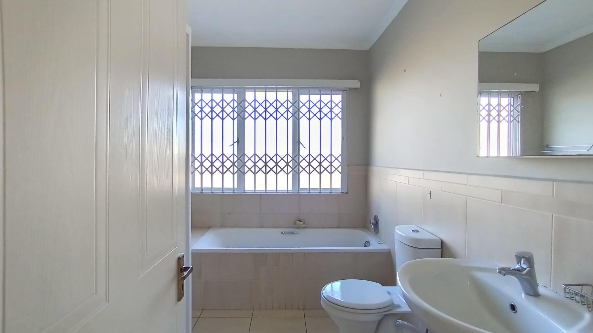 Bathroom 1 - 8 square meters of property in Ballitoville