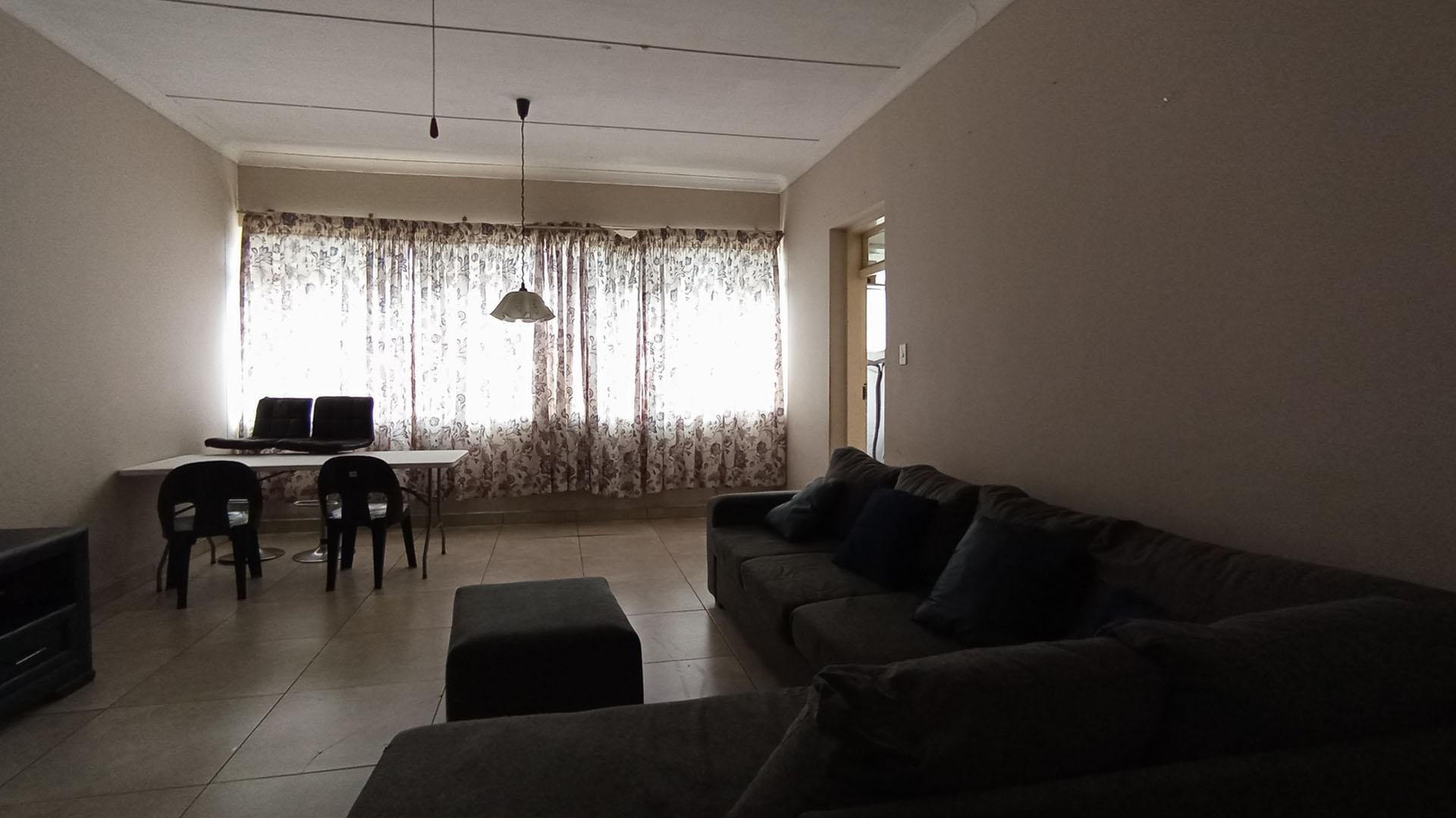 Lounges - 35 square meters of property in Sunnyside