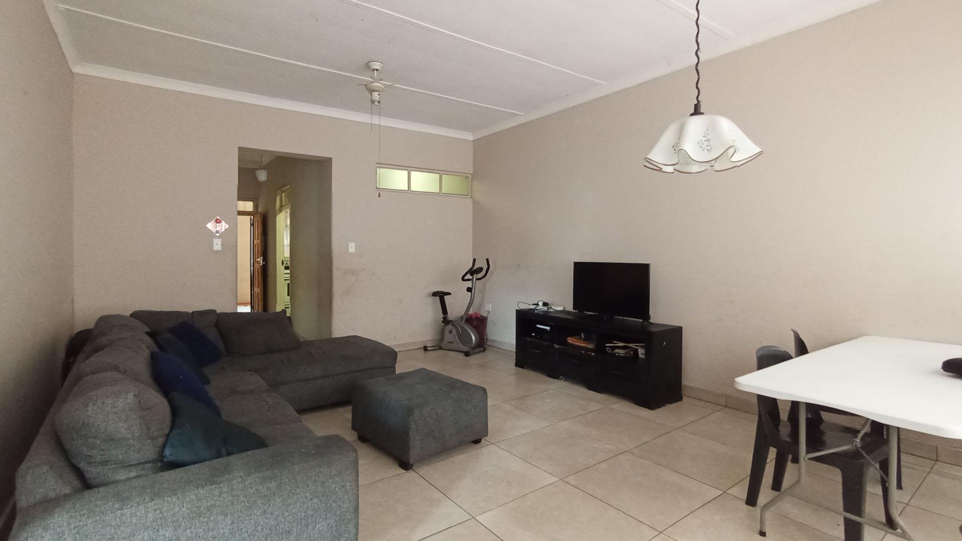 Lounges - 35 square meters of property in Sunnyside