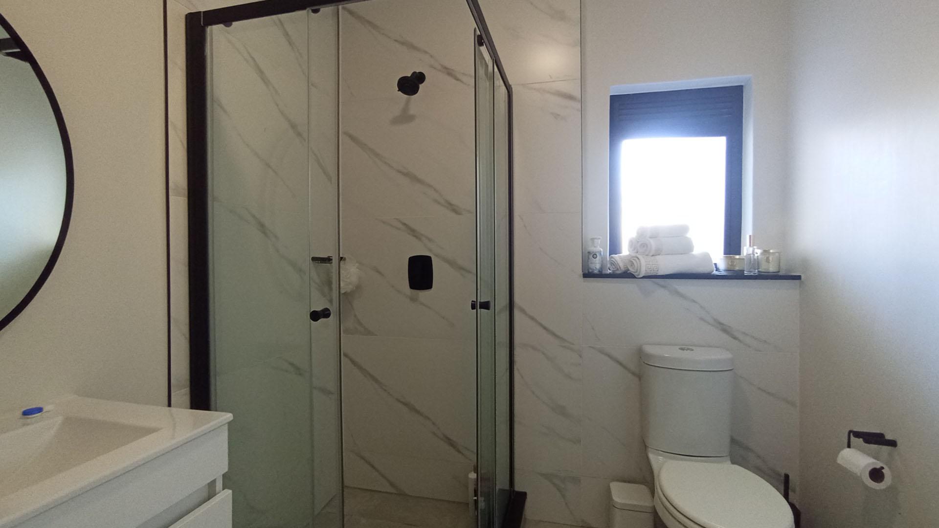 Bathroom 1 - 5 square meters of property in Jukskei View