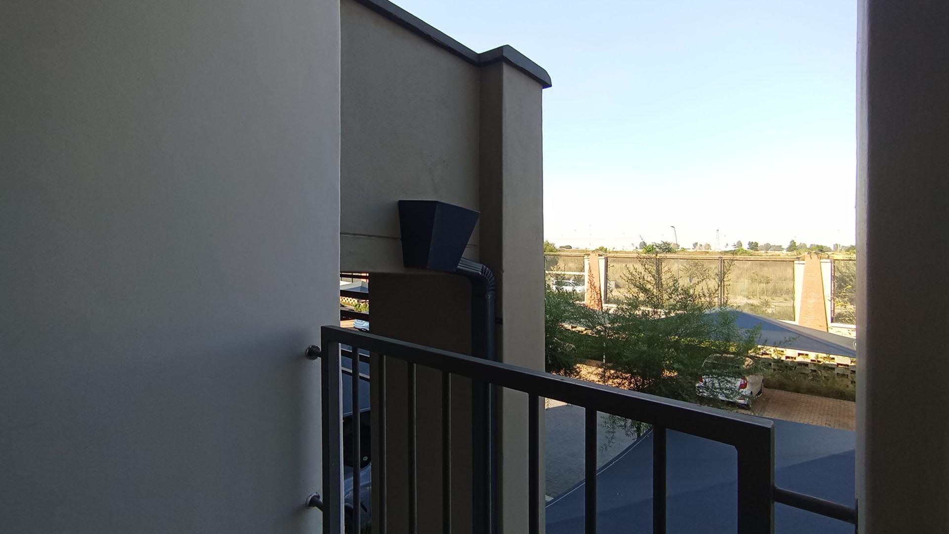 Balcony - 6 square meters of property in Jukskei View