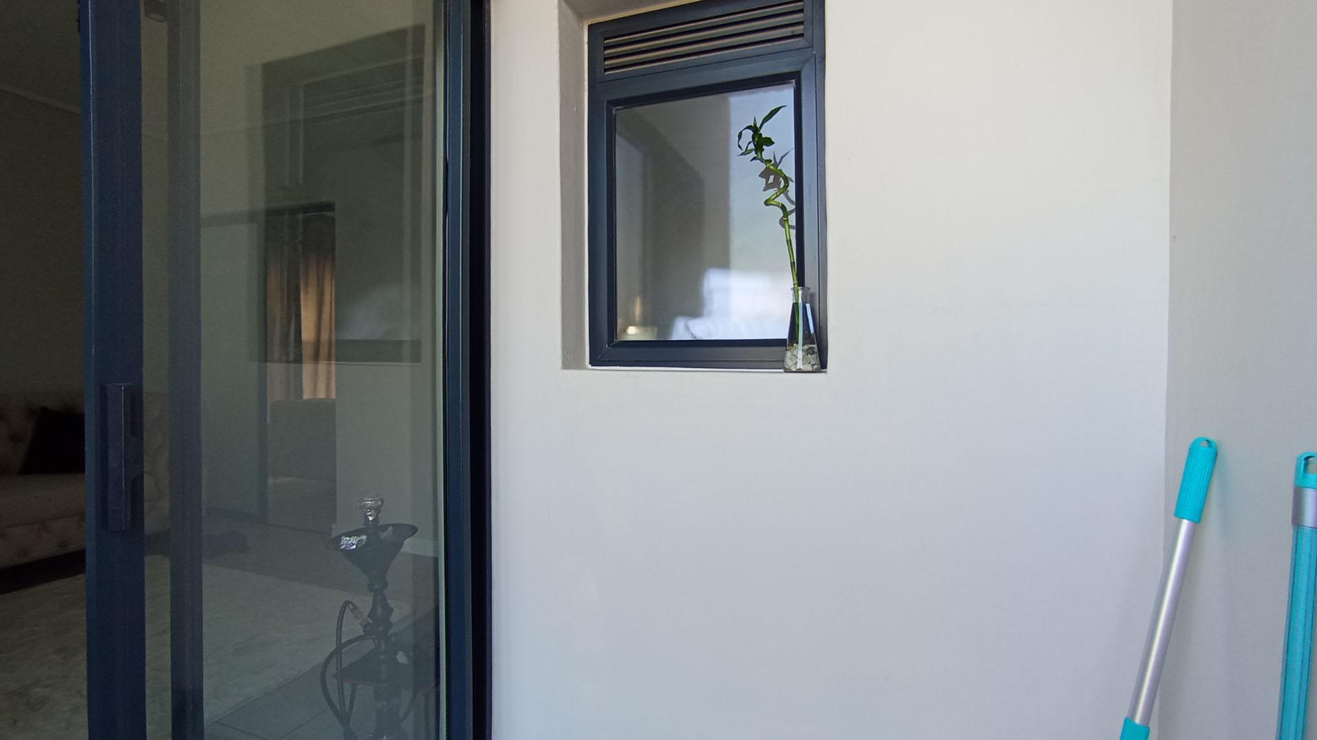 Balcony - 6 square meters of property in Jukskei View