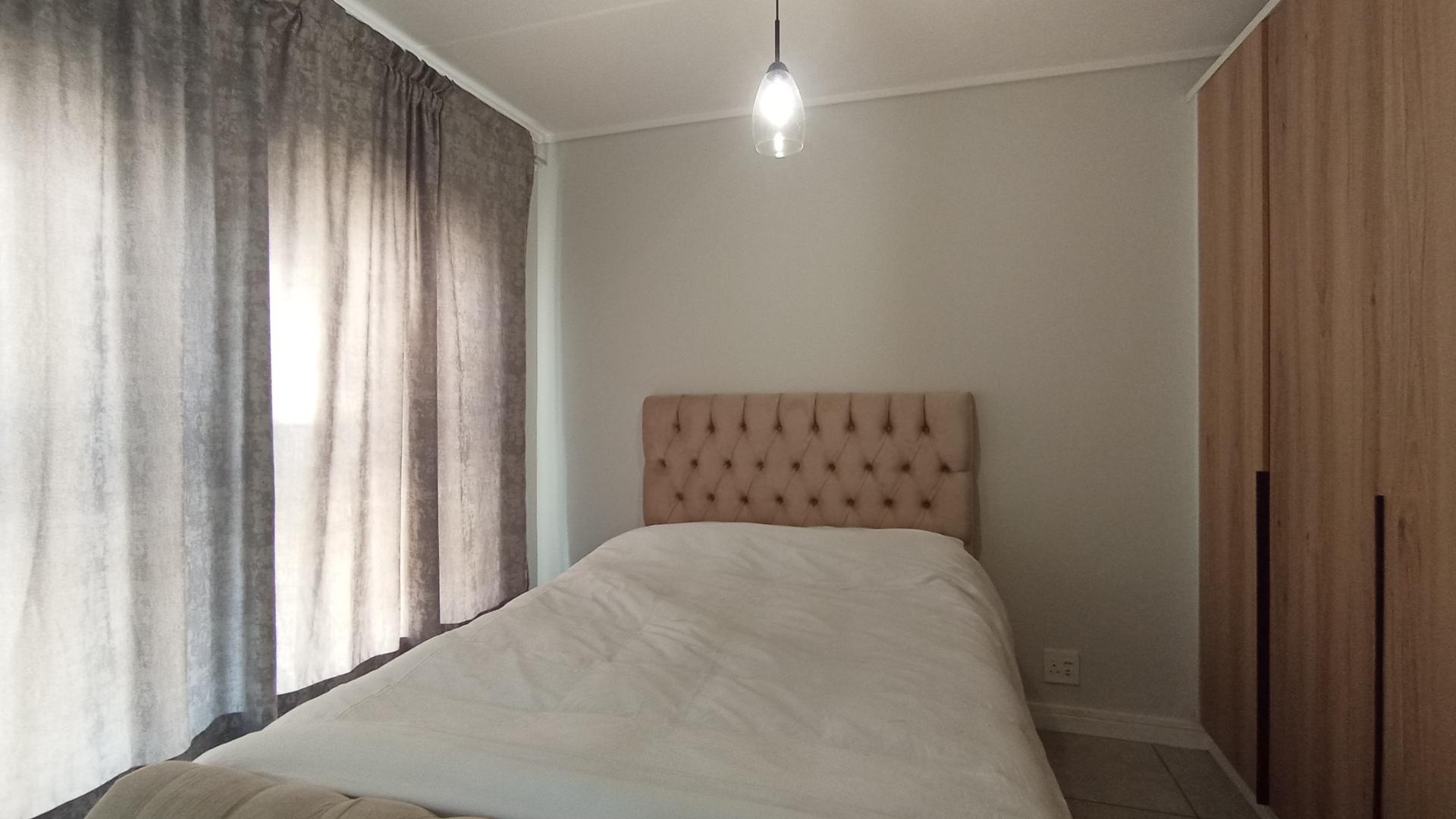 Bed Room 1 - 11 square meters of property in Jukskei View