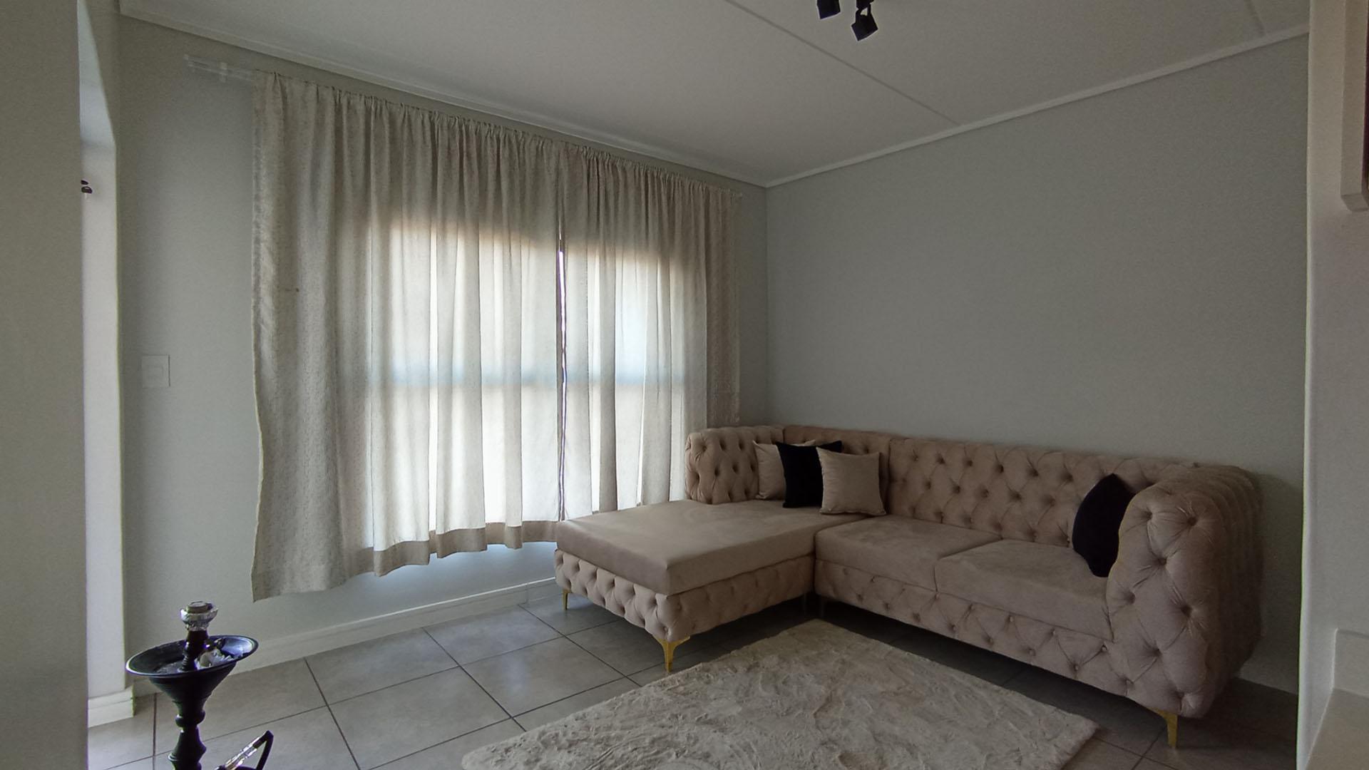 Lounges - 12 square meters of property in Jukskei View