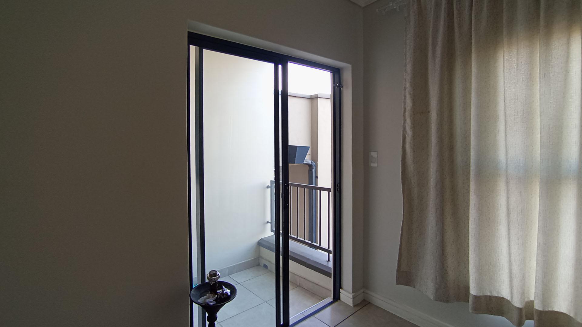 Lounges - 12 square meters of property in Jukskei View