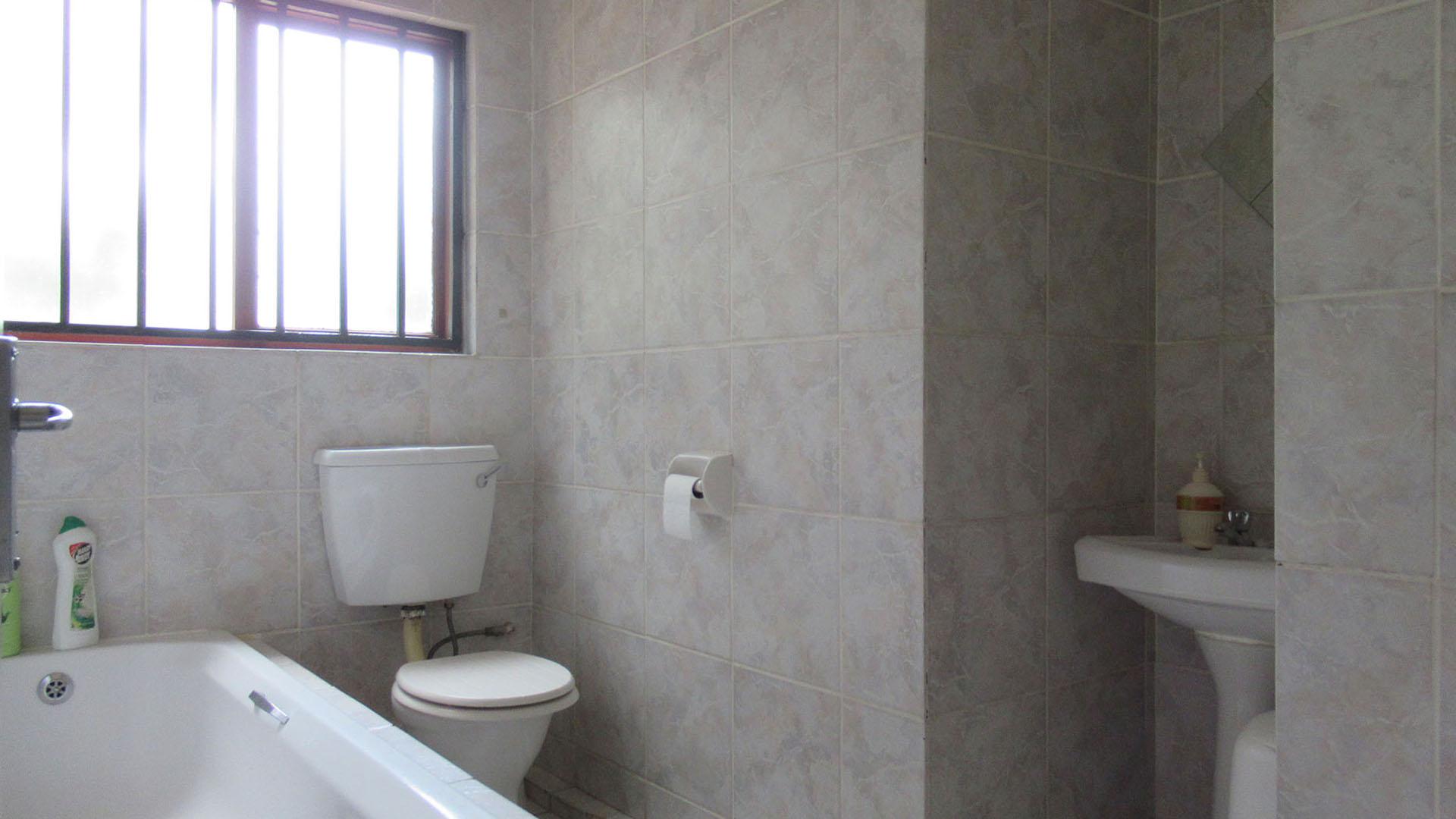 Bathroom 1 - 5 square meters of property in Winchester Hills