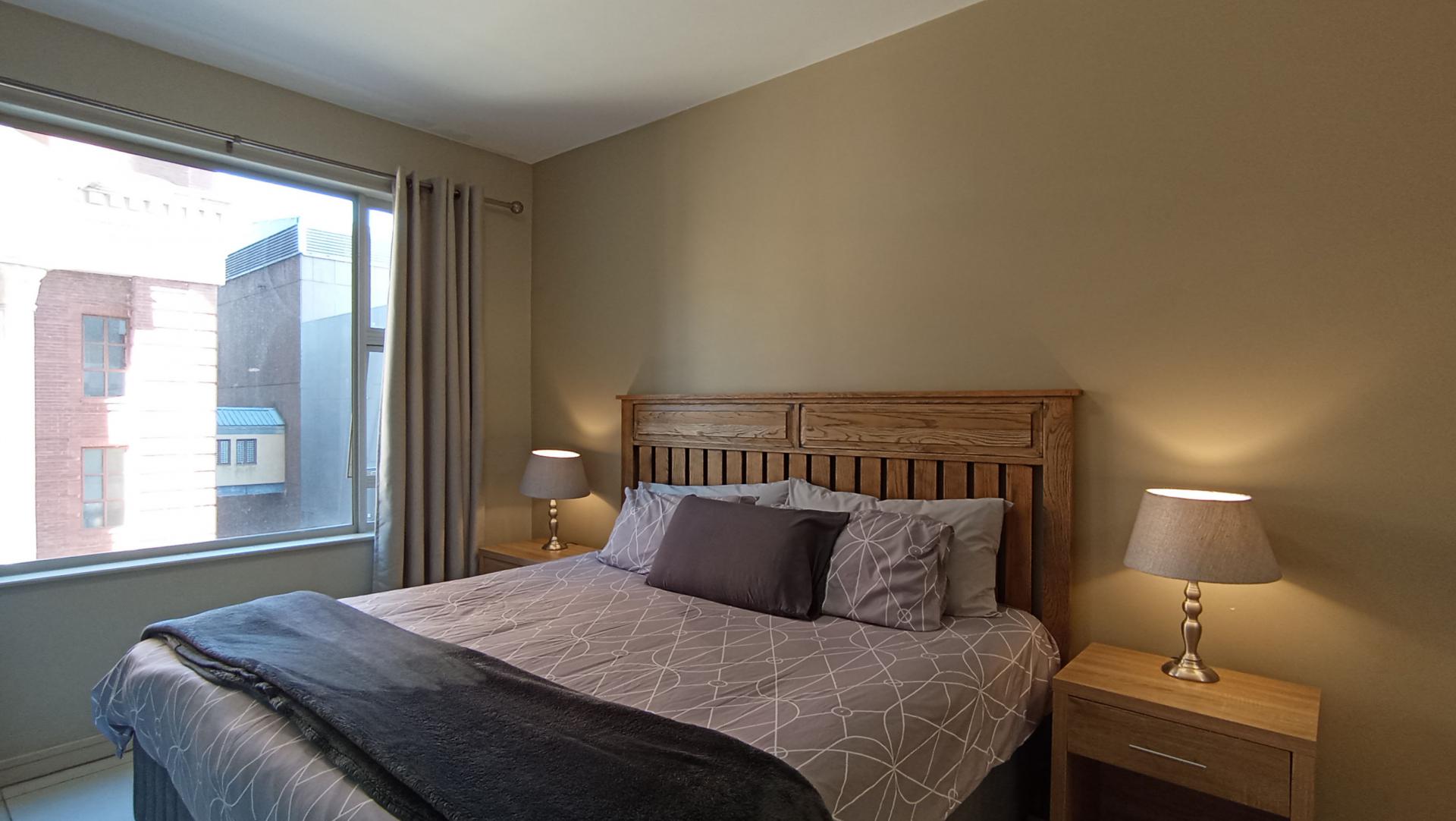 Main Bedroom - 16 square meters of property in Rosebank - JHB