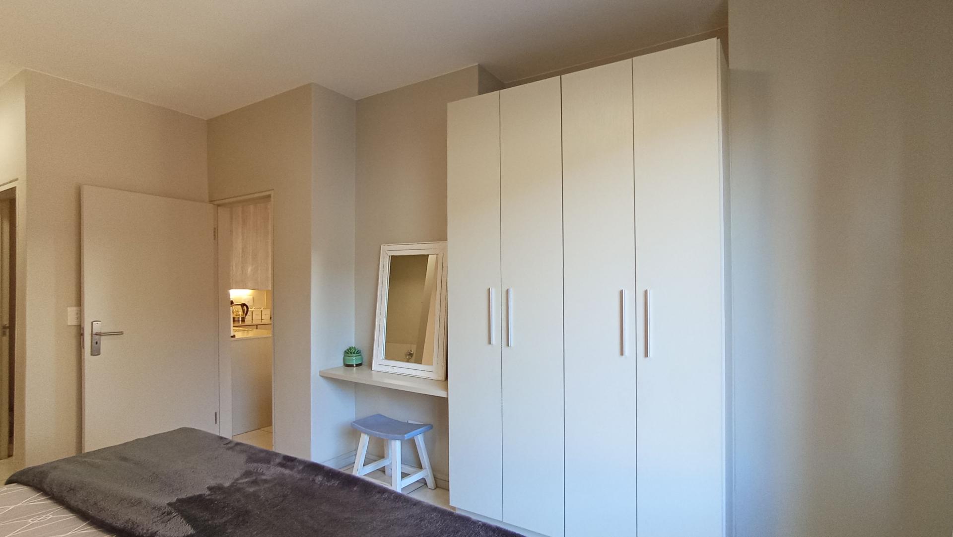 Main Bedroom - 16 square meters of property in Rosebank - JHB