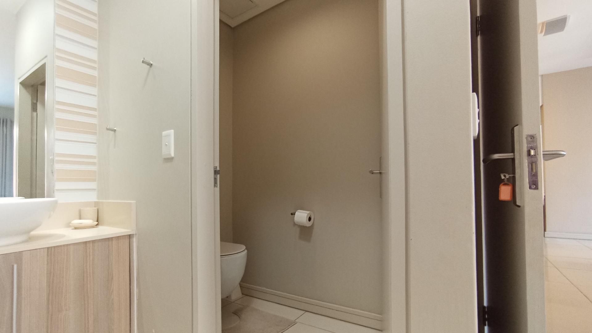 Main Bathroom - 5 square meters of property in Rosebank - JHB