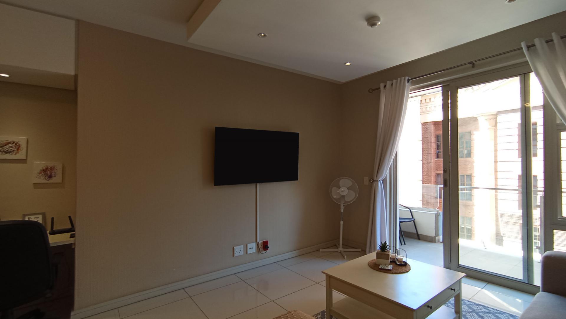 Lounges - 13 square meters of property in Rosebank - JHB