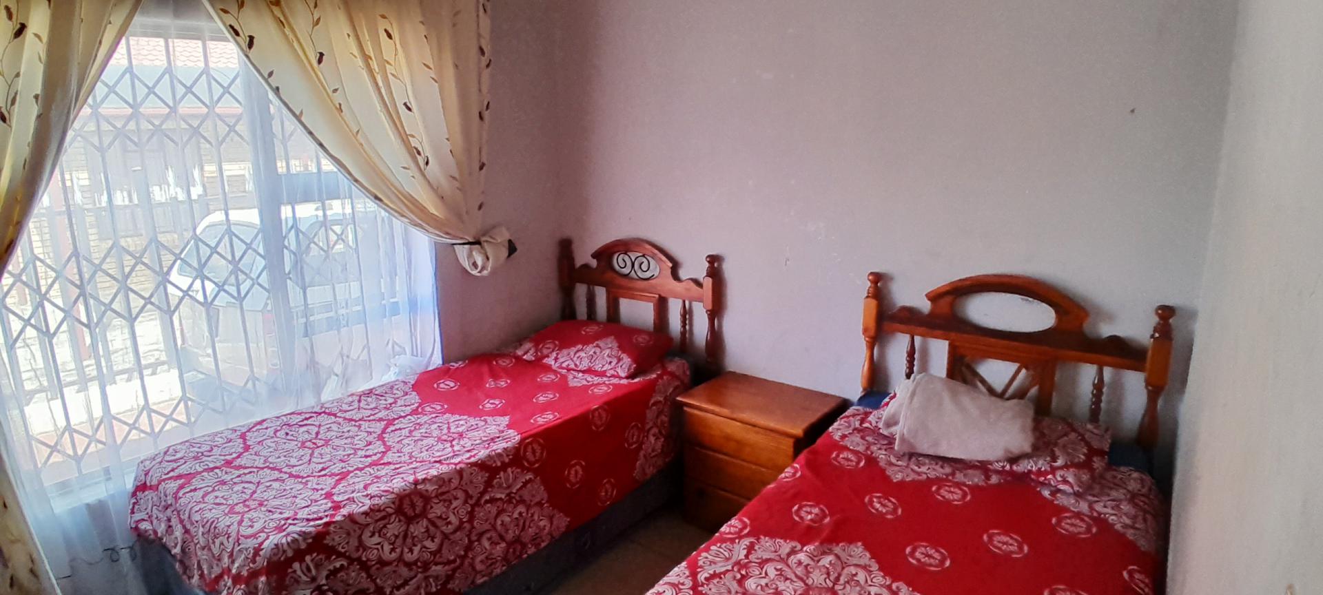 Bed Room 1 of property in Mmabatho