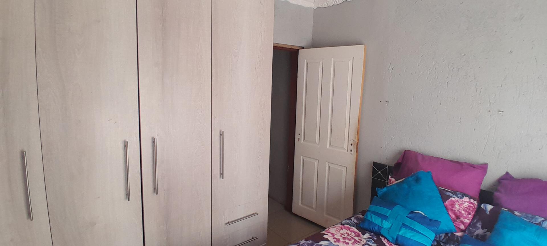 Bed Room 2 of property in Mmabatho