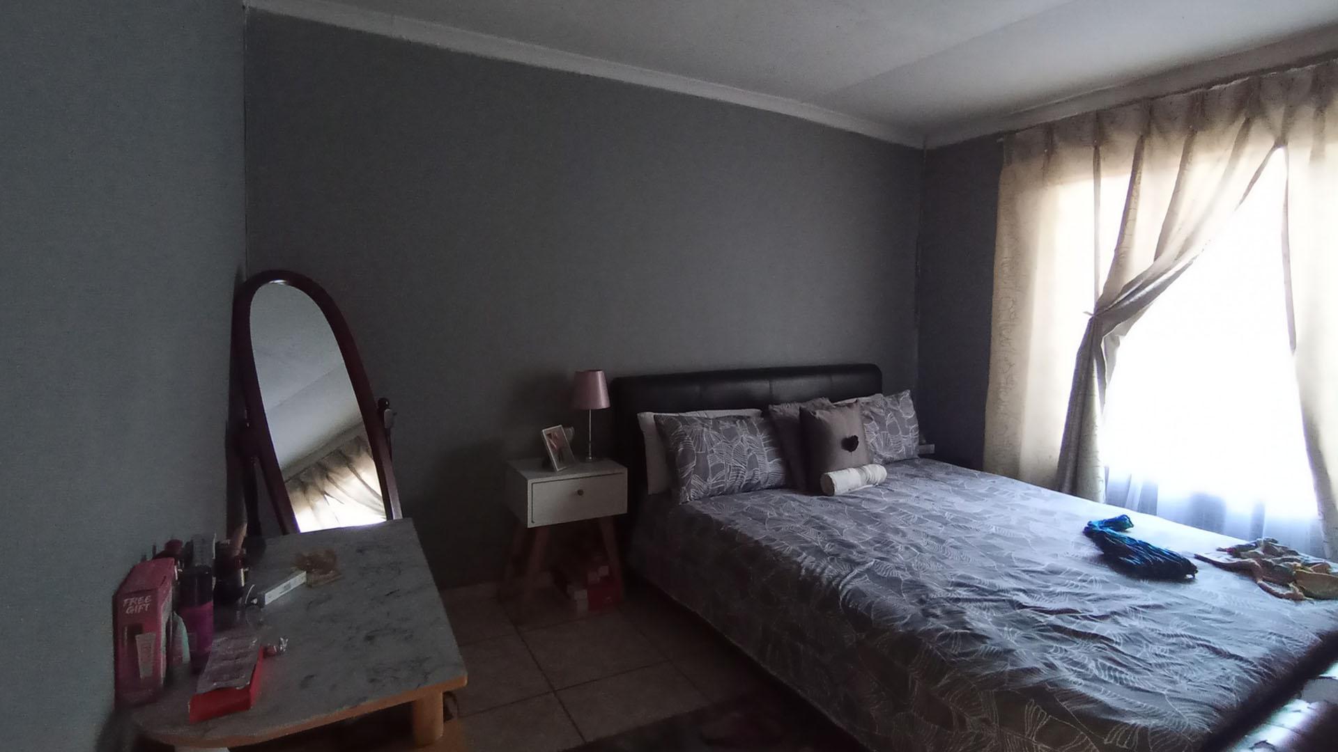Bed Room 2 - 12 square meters of property in Clayville