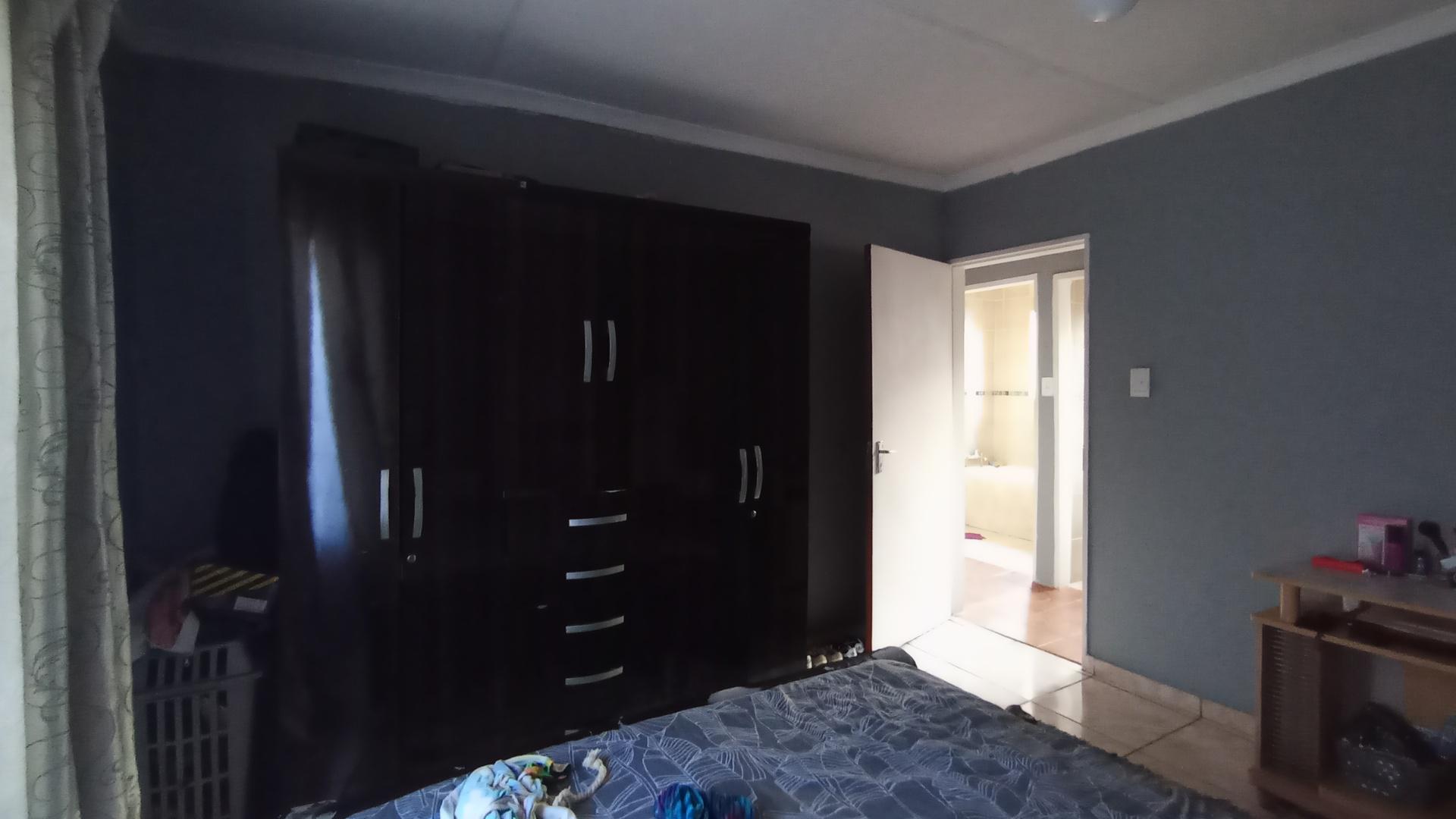 Bed Room 2 - 12 square meters of property in Clayville