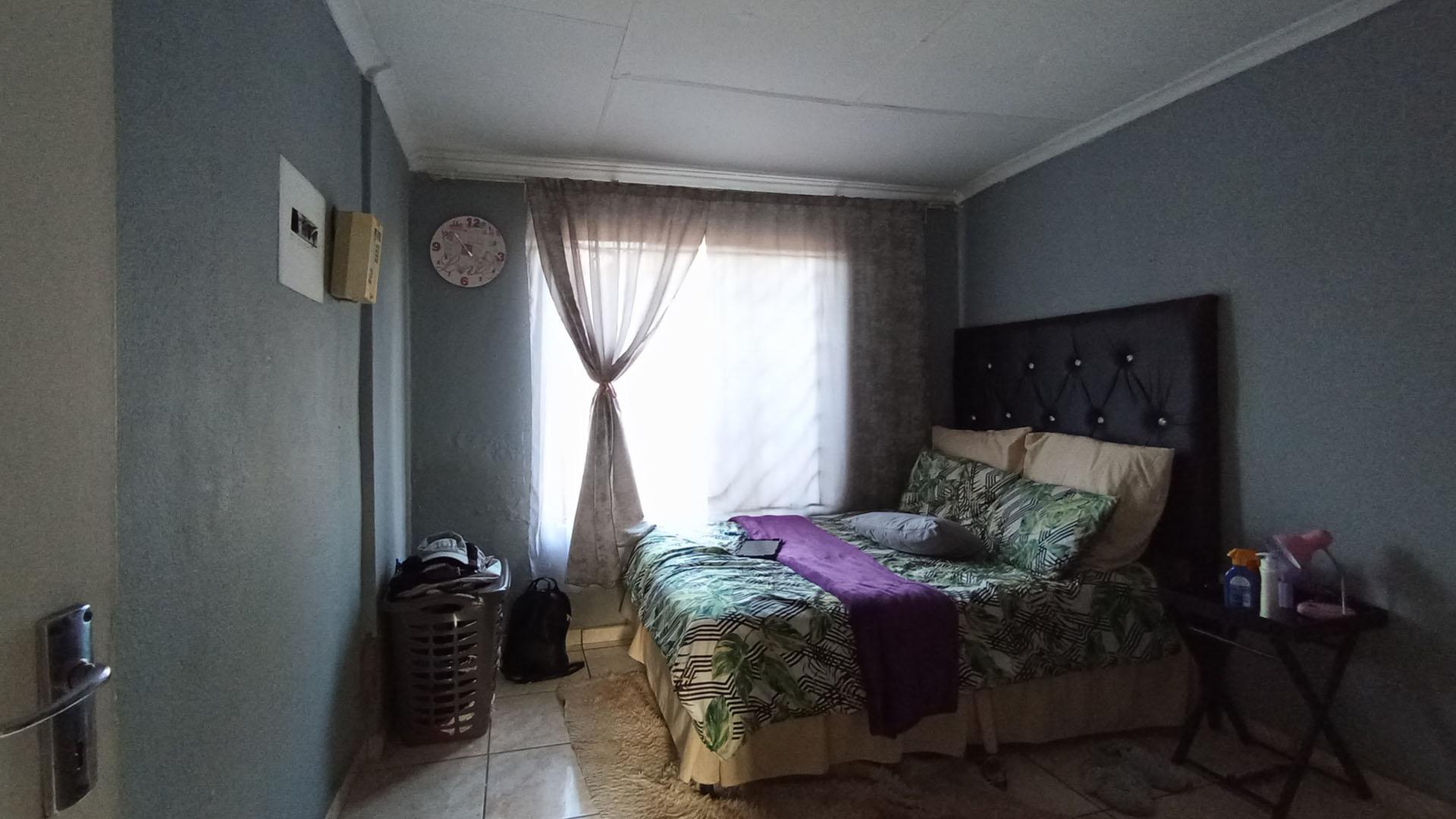 Bed Room 1 - 12 square meters of property in Clayville