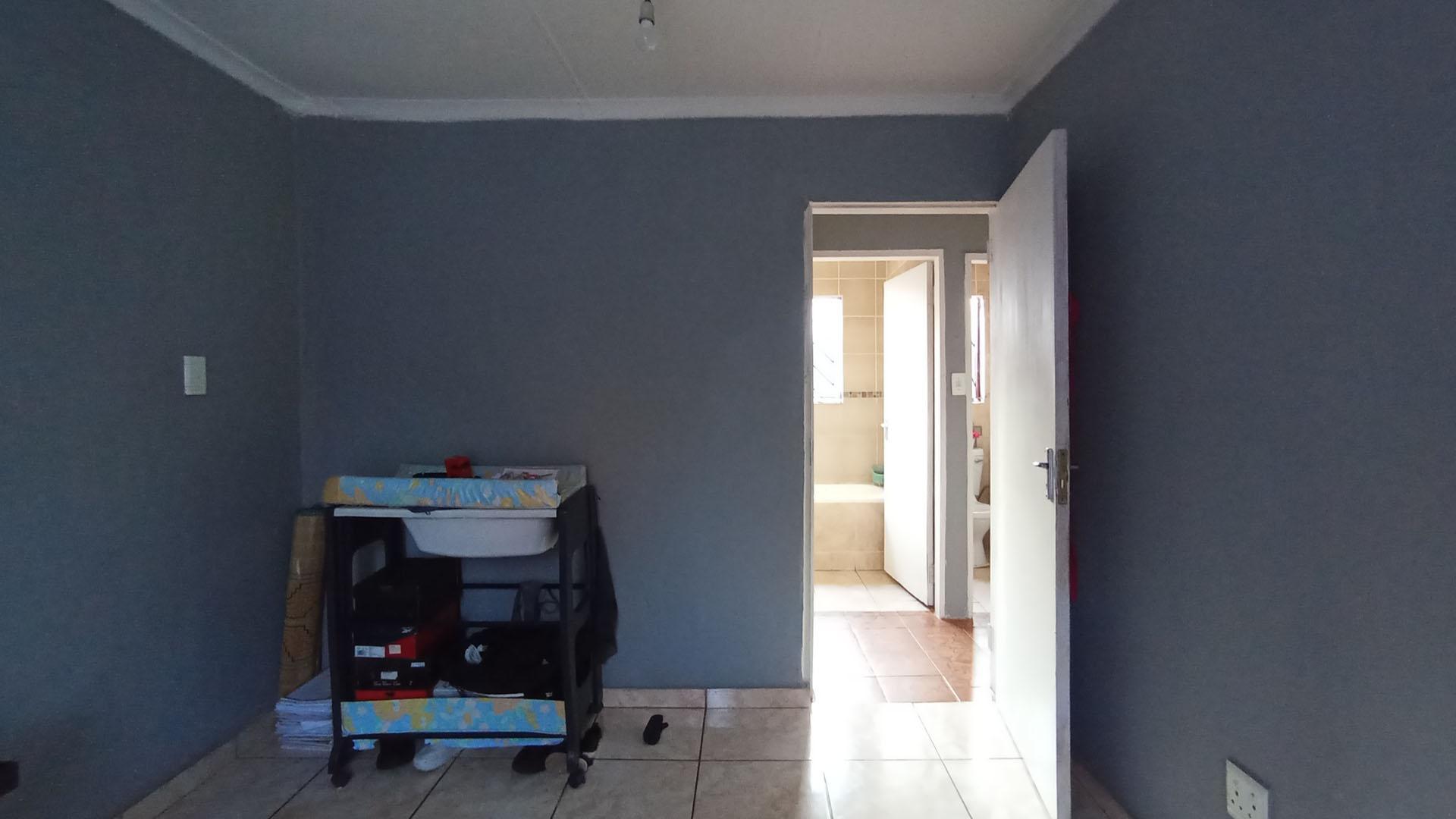 Bed Room 1 - 12 square meters of property in Clayville