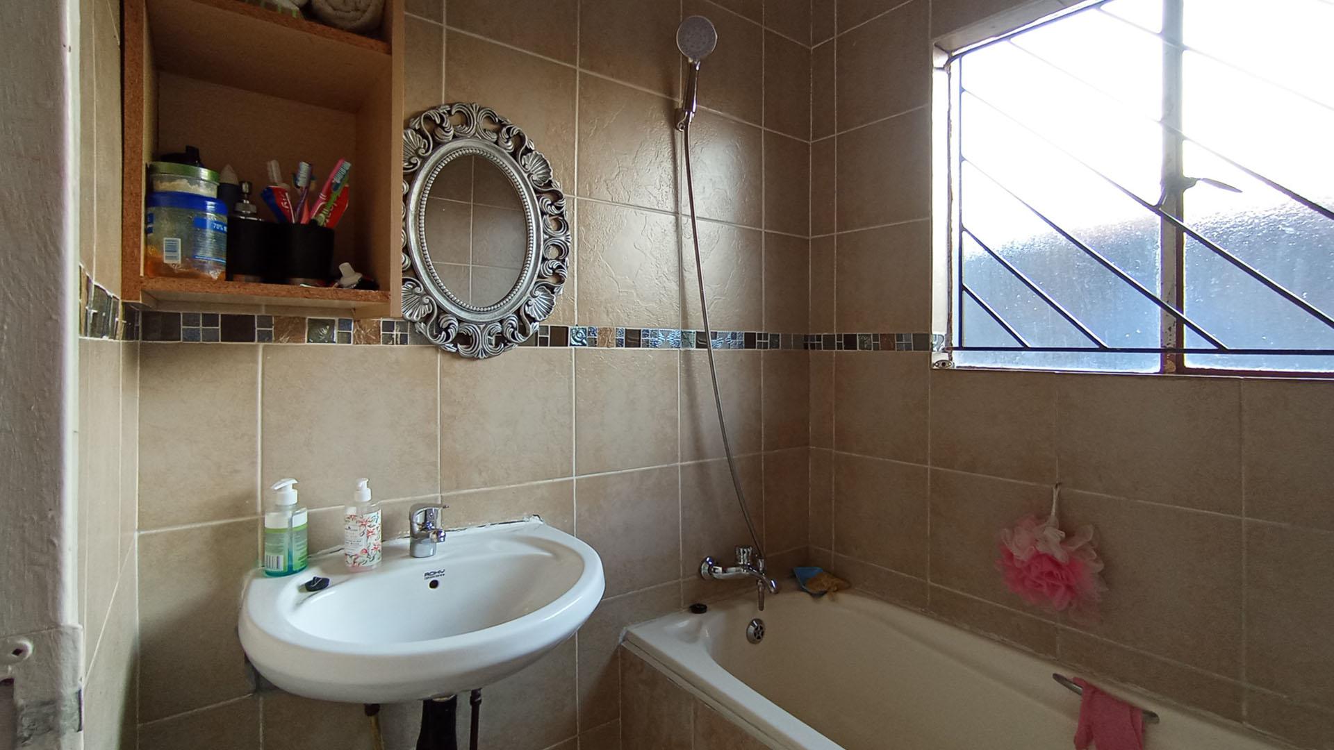 Bathroom 1 - 6 square meters of property in Clayville