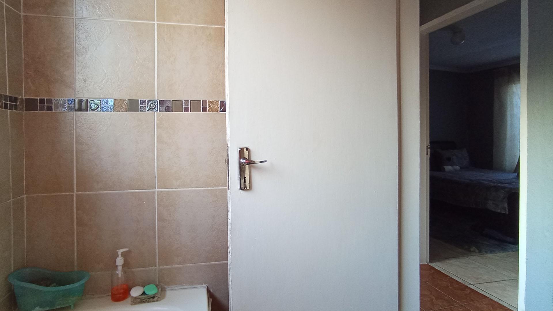 Bathroom 1 - 6 square meters of property in Clayville