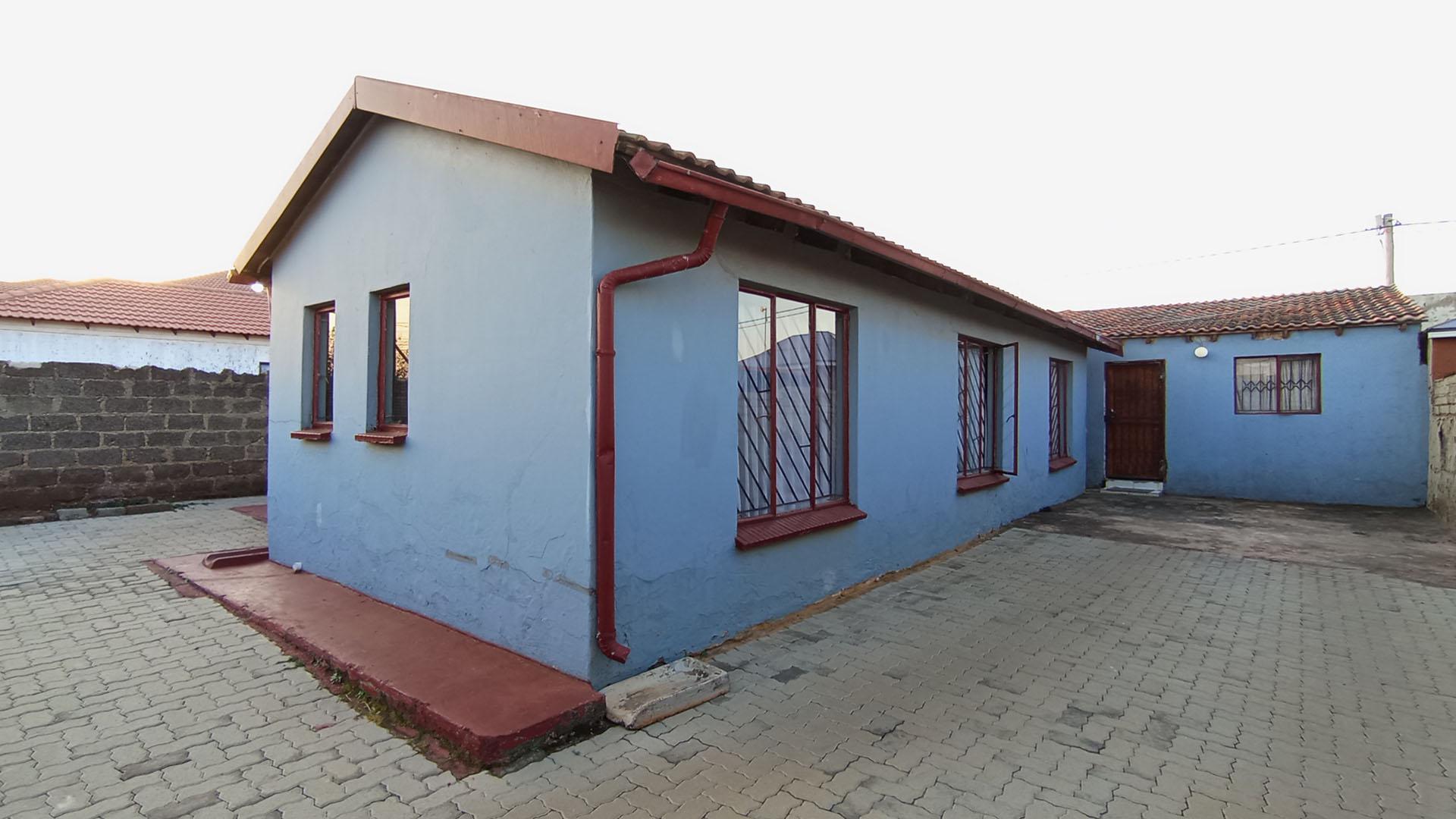 Front View of property in Clayville