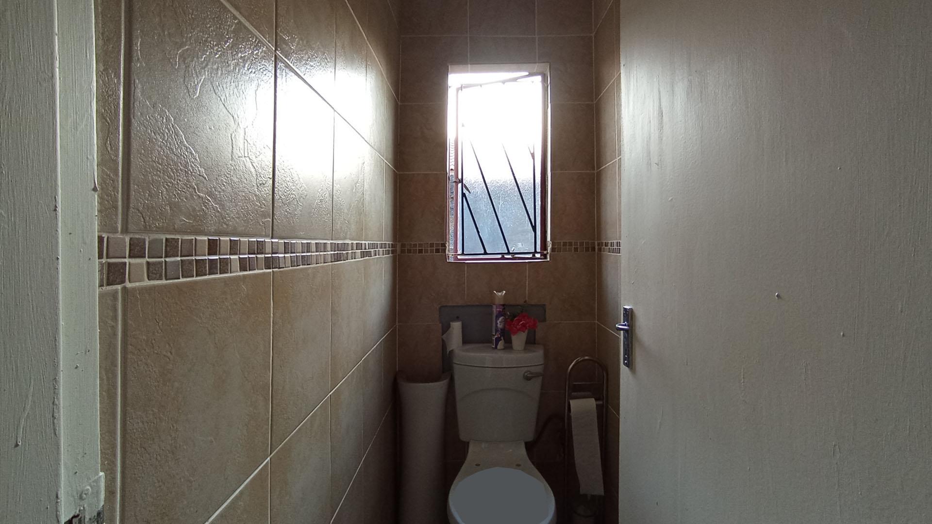 Bathroom 1 - 6 square meters of property in Clayville