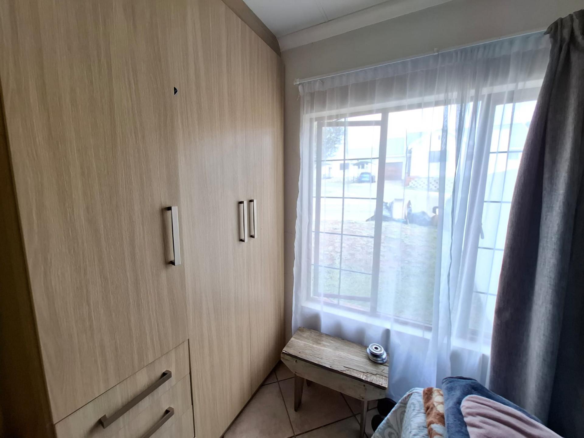 Bed Room 1 of property in Bloemfontein