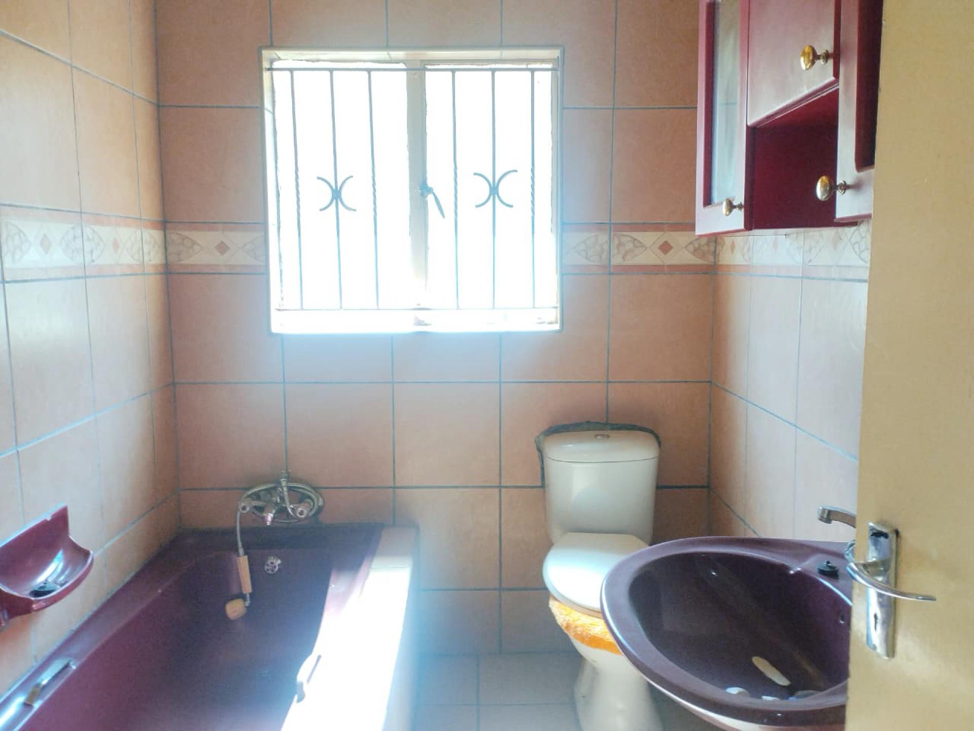 Bathroom 2 of property in Protea North