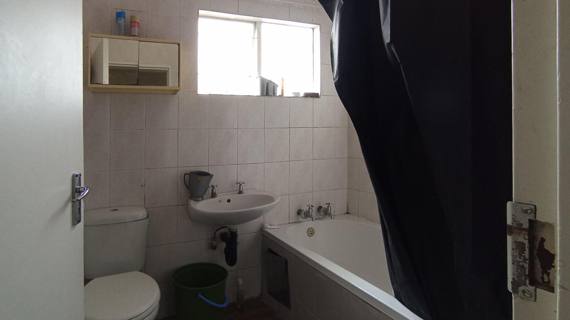 Bathroom 1 - 4 square meters of property in Vorna Valley